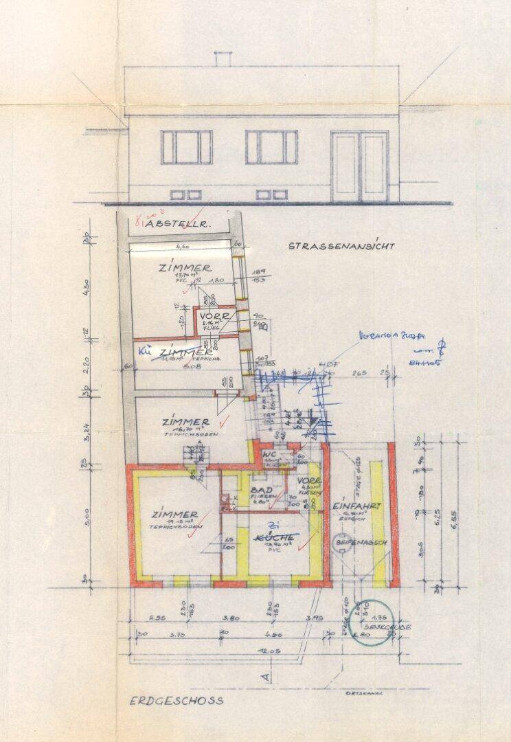 Handgezeichneter Grundriss des Erdgeschosses mit Straßenansicht und Raumaufteilung.