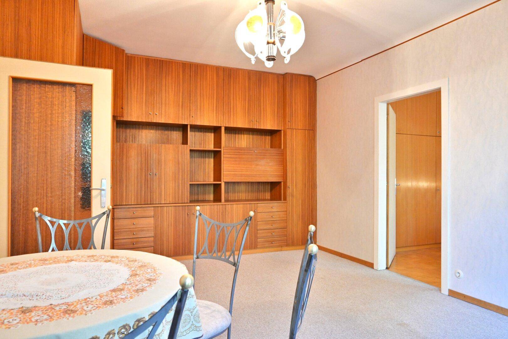 Ansicht des Wohn-Essbereichs mit integrierter Holz-Wohnwand und Essbereich.