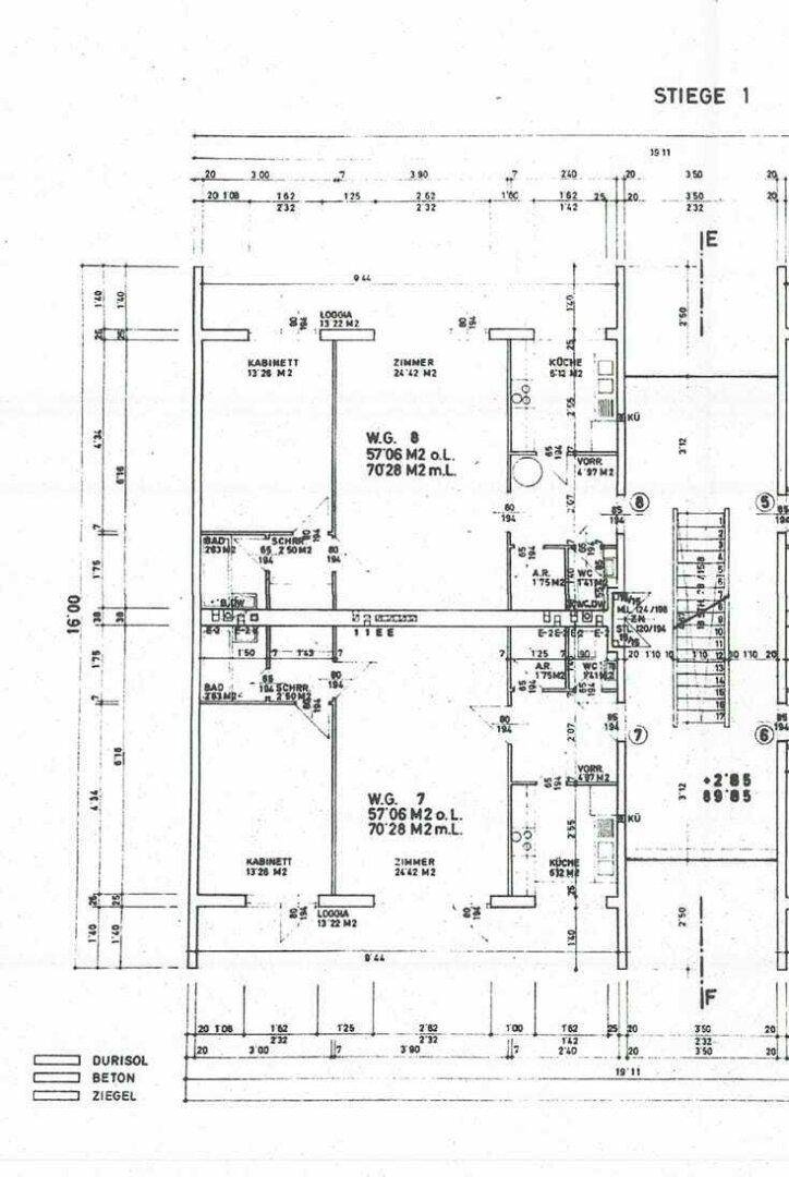 Grundrissplan zeigt zwei Wohnungen mit jeweils einem Zimmer, Kabinett, Küche, Bad, WC und Loggia.