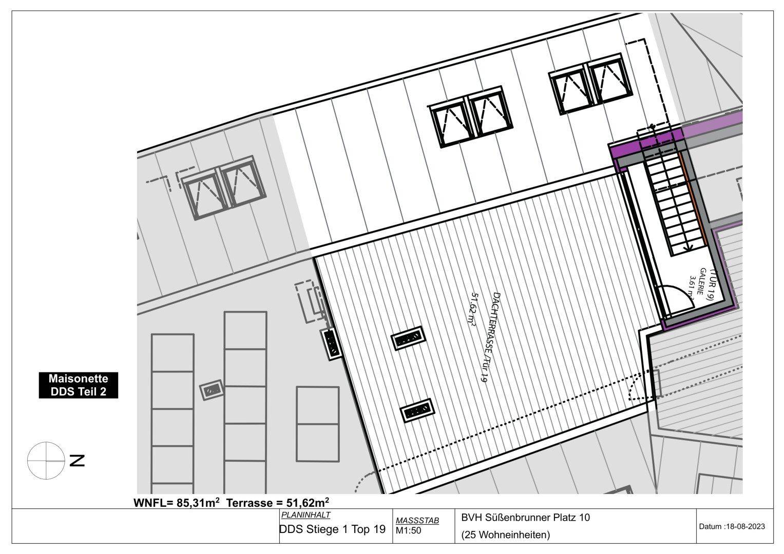 Grundriss des Dachgeschosses mit großer Dachterrasse und Dachfenstern.