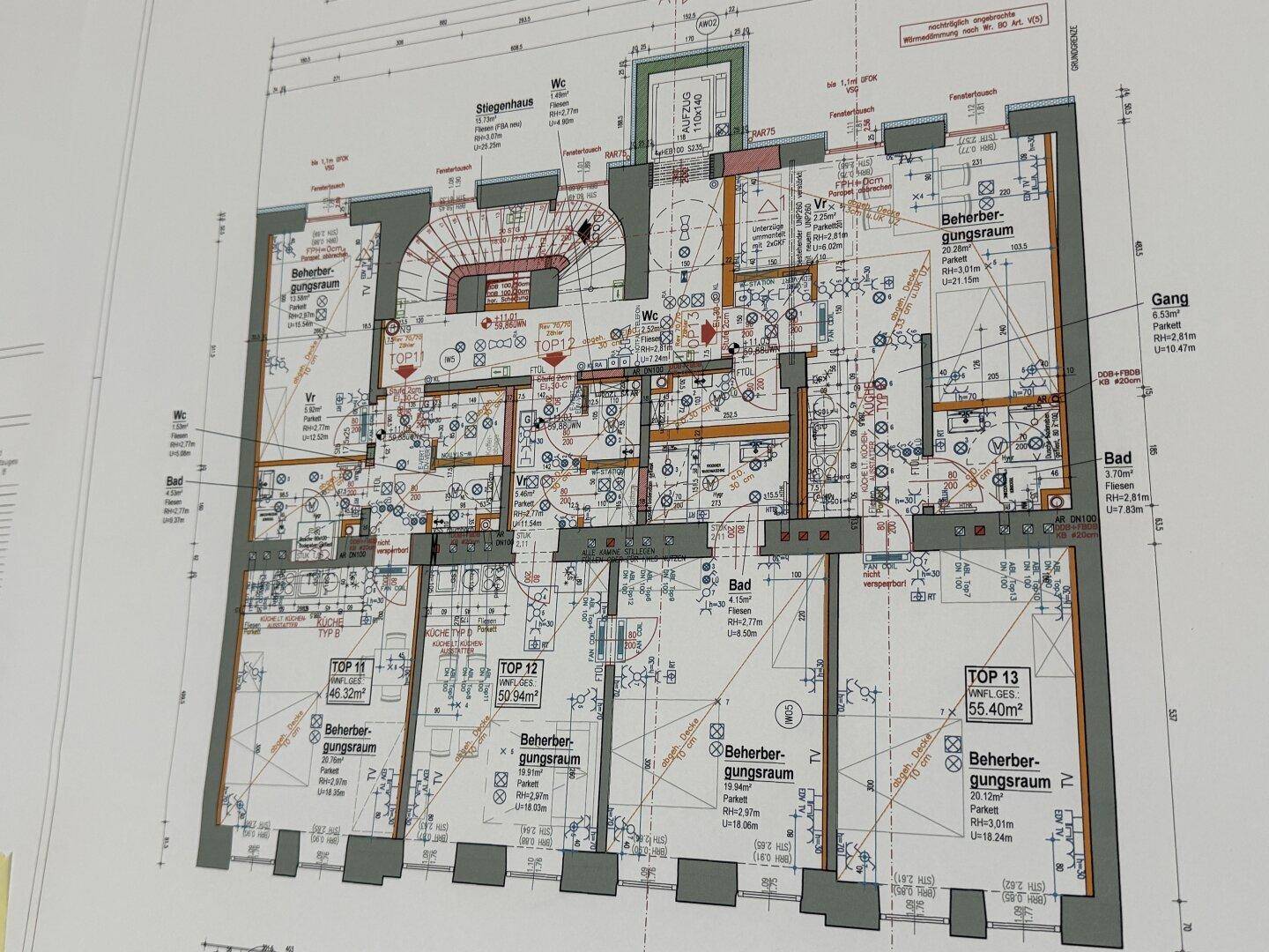 Detaillierter Grundriss einer Etage mit mehreren Wohneinheiten und Treppenhaus.