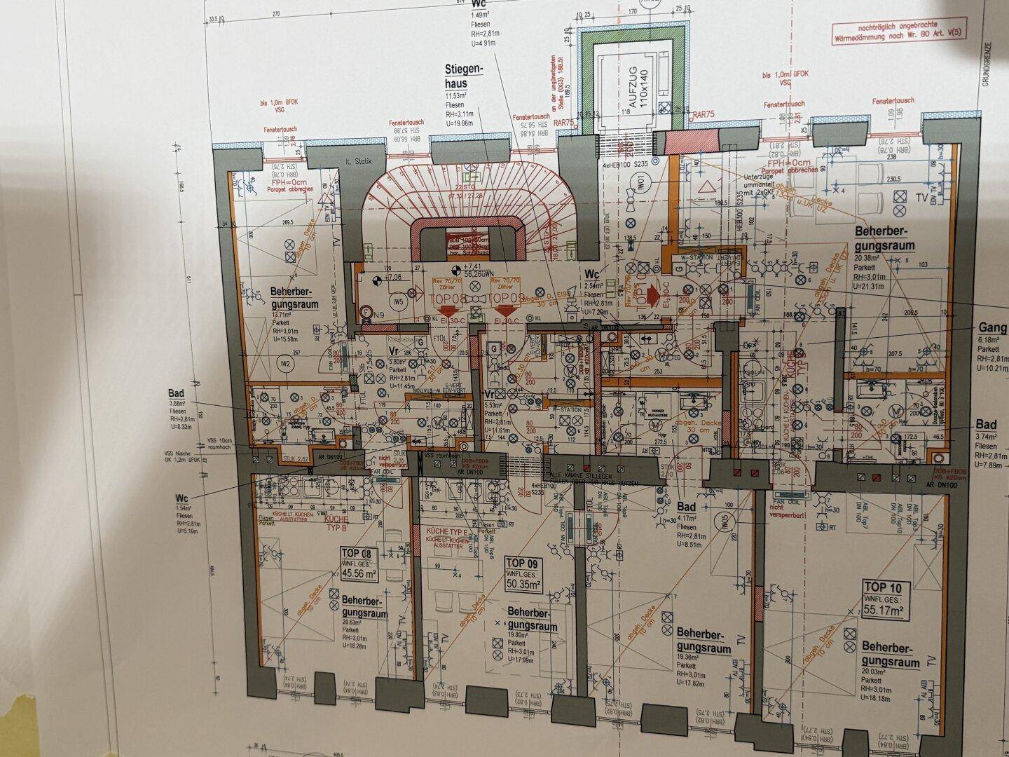 Übersichtlicher Grundriss einer Etage mit verschiedenen Wohnungsgrößen und Gemeinschaftsbereichen.