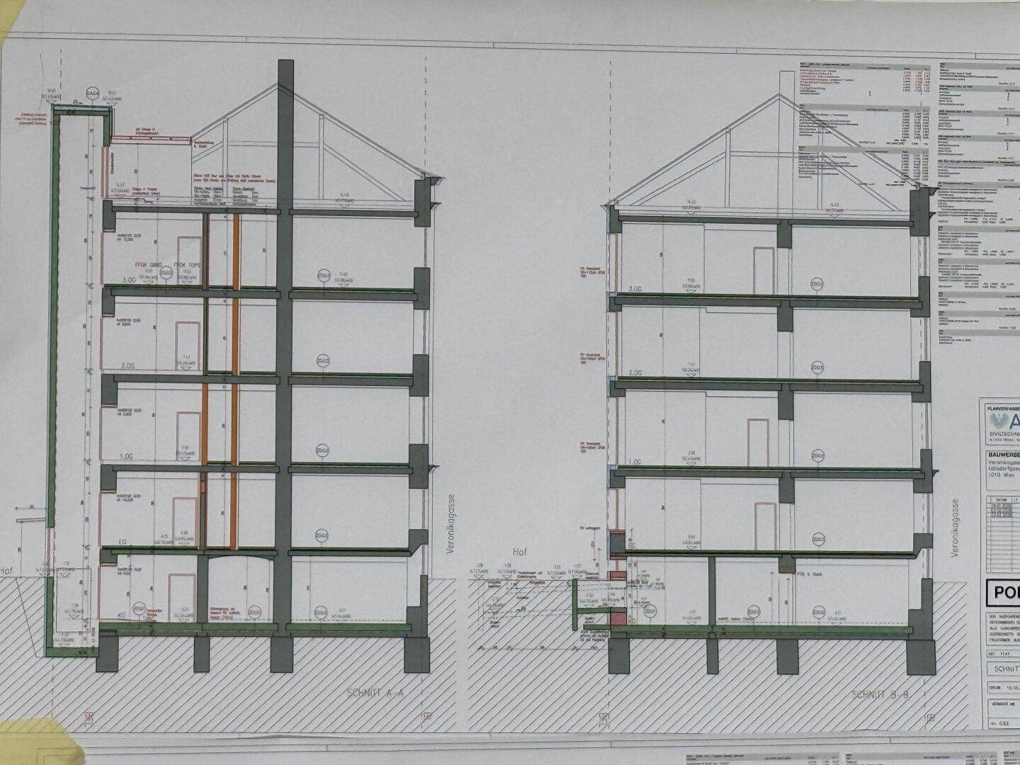 Architektonischer Schnitt durch das Gebäude, zeigt mehrere Stockwerke und Dachkonstruktion.