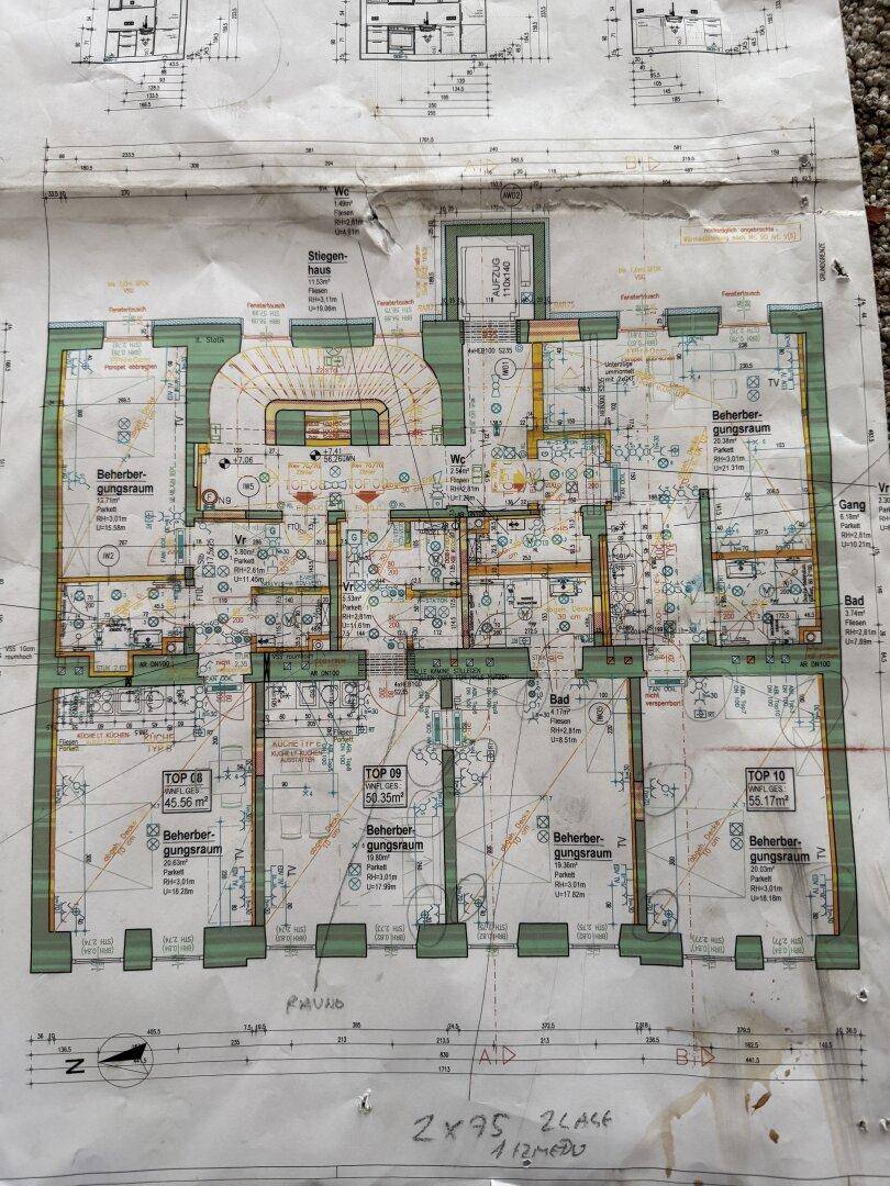 Detaillierter Grundriss einer Etage mit mehreren Wohneinheiten und Treppenhaus.