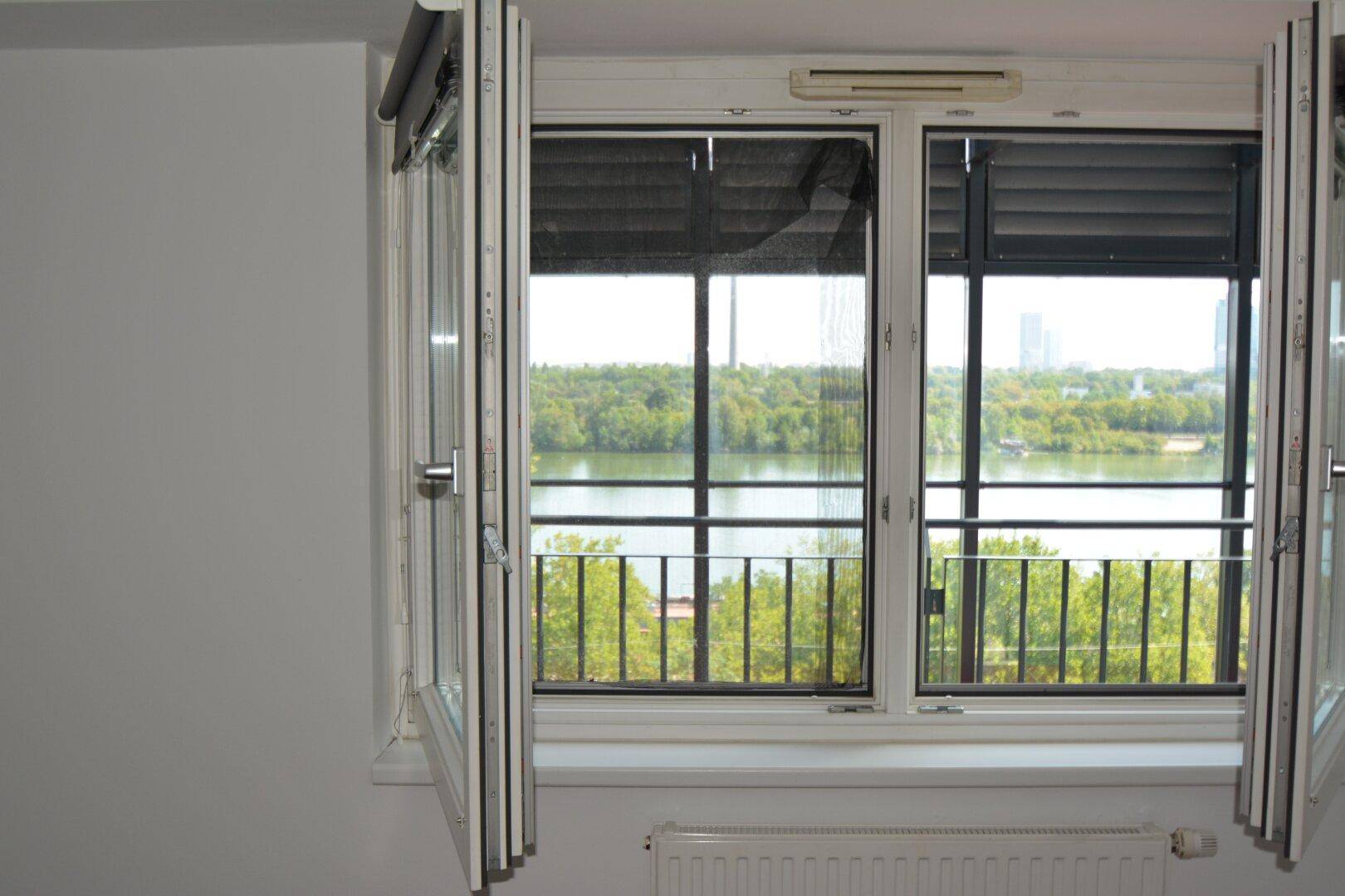 Fenster mit weitem Blick auf den Fluss und die grüne Umgebung, sorgt für viel Tageslicht.