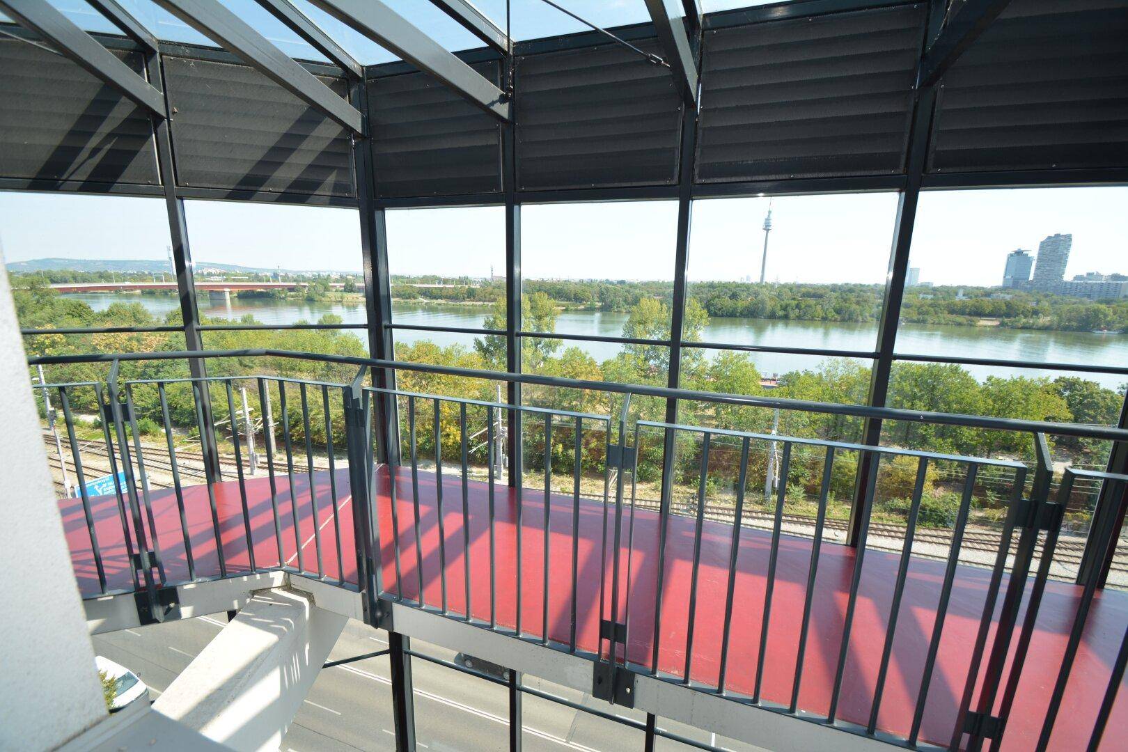 Überdachte Loggia mit weitem Blick auf den Fluss und die umliegende Stadtlandschaft.