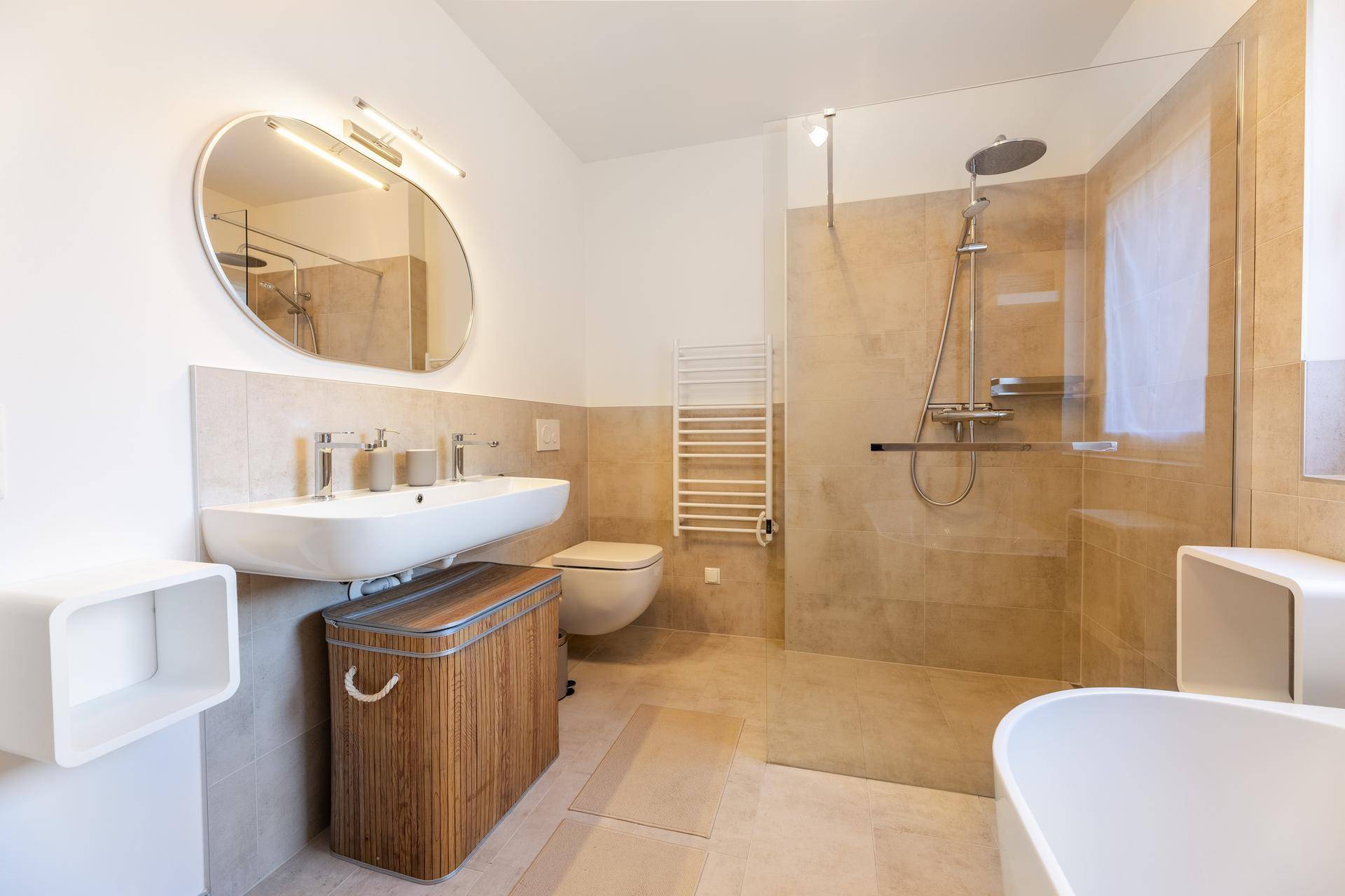 Elegantes Badezimmer mit großem Spiegel, Waschbecken, WC und geräumiger Dusche.