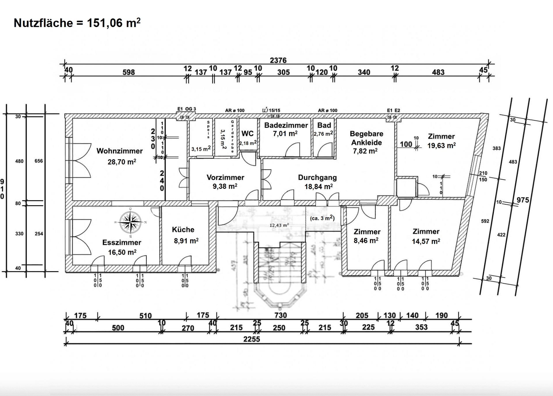 Grundriss mit einer Nutzfläche von 151,06 m², inklusive Wohnzimmer, Esszimmer und mehreren Schlafzimmern.