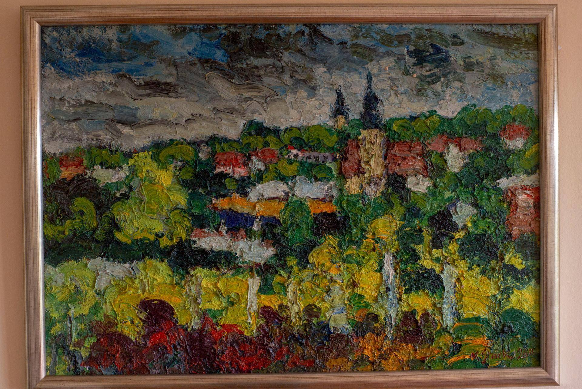 Detailansicht eines impressionistischen Gemäldes mit einer Stadtlandschaft und grünen Bäumen.