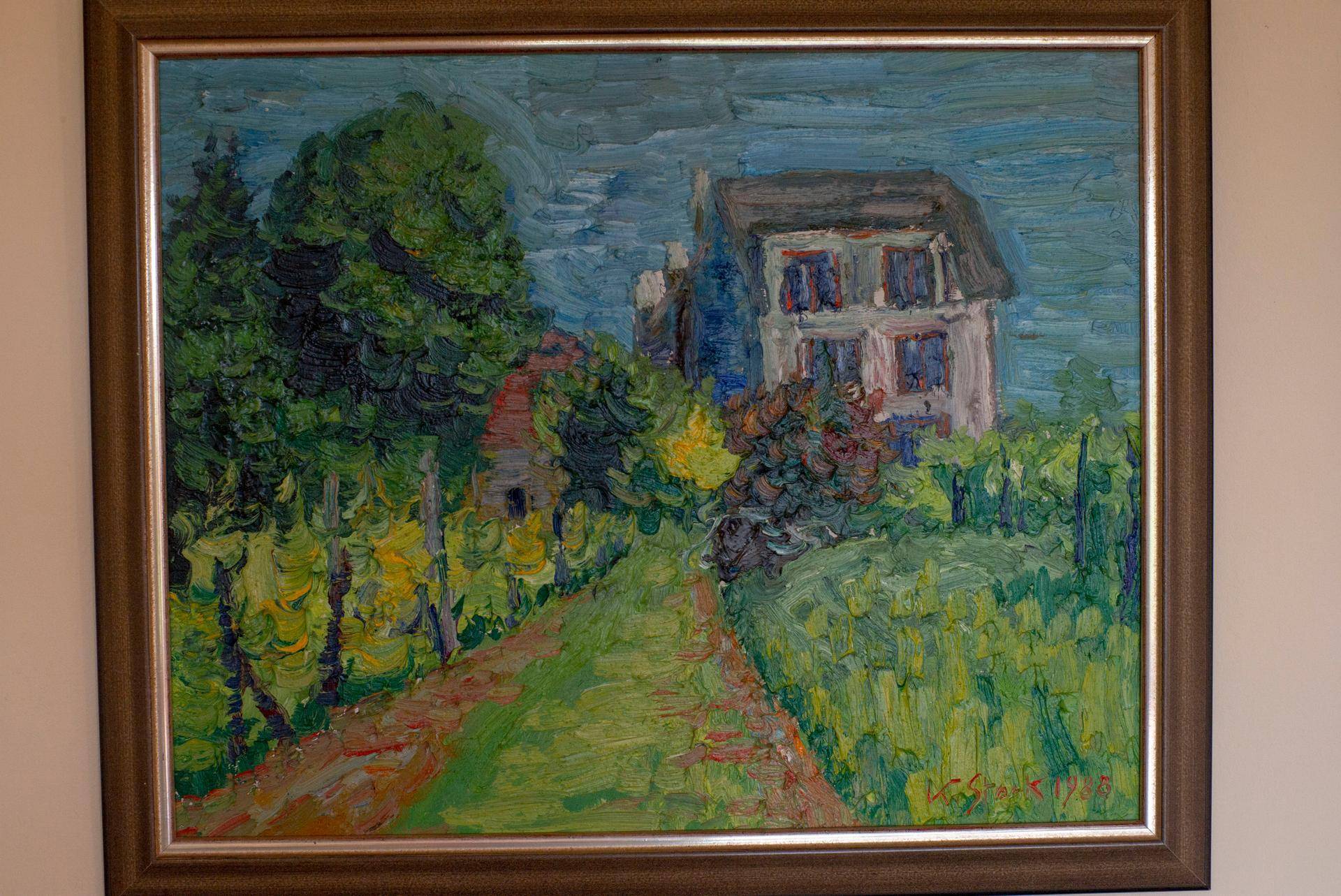 Nahaufnahme eines farbenfrohen Gemäldes mit einem Haus und Weinbergen an der Wand.