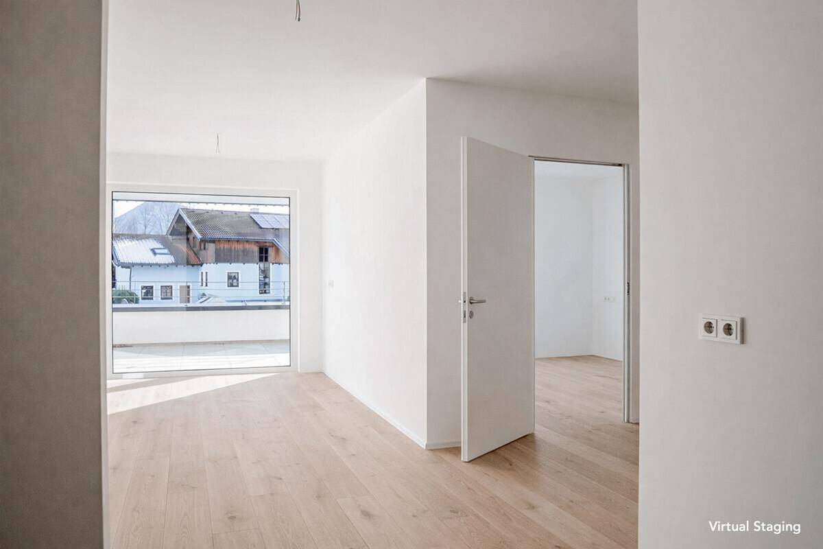 Virtuell inszenierter Flurbereich mit Holzboden und Zugang zu weiteren Räumen sowie einem Balkon.