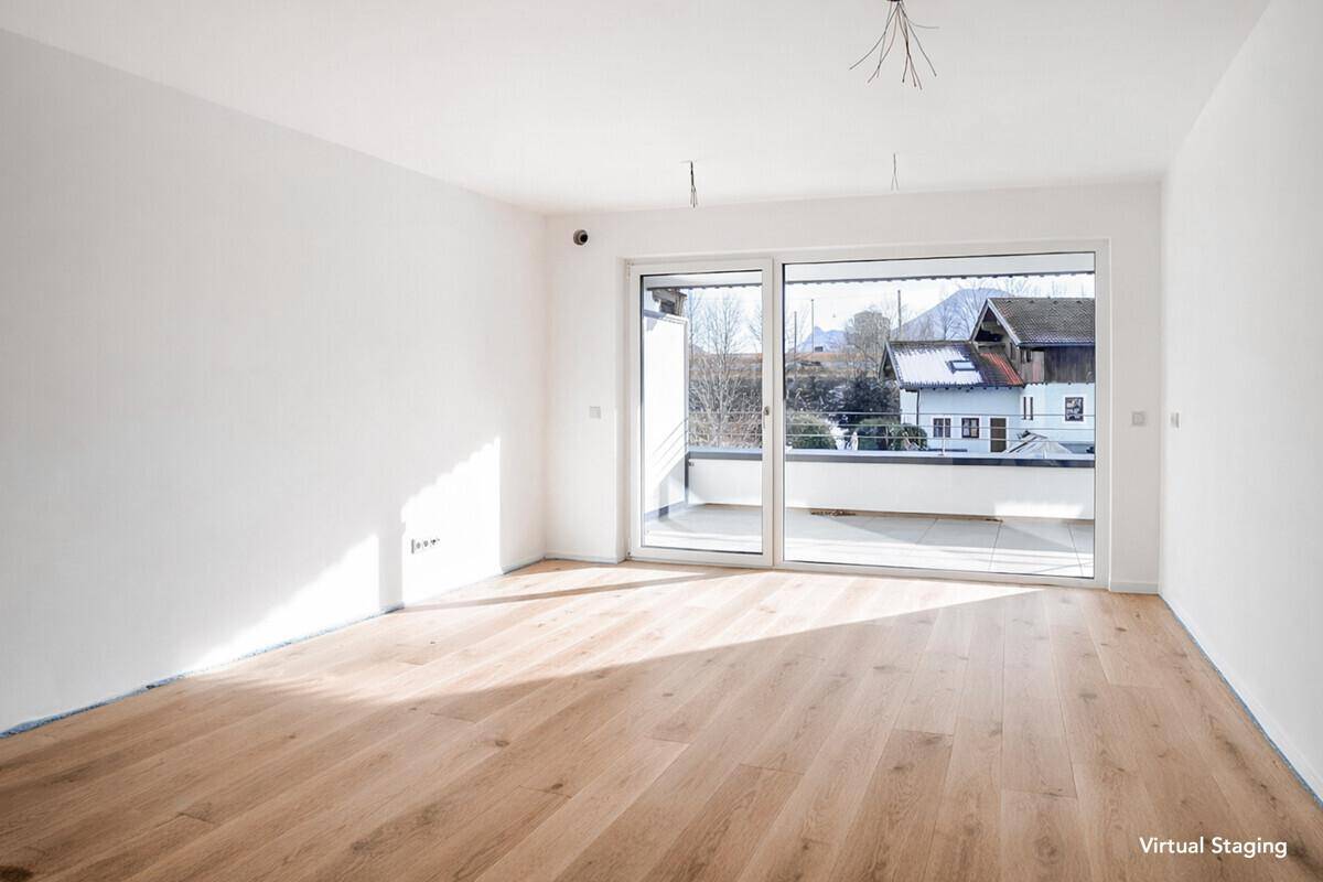 Virtuell inszenierter heller Raum mit Holzboden und großem Schiebefenster zum Balkon mit Bergblick.