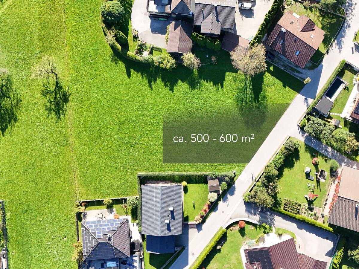 Luftaufnahme eines Grundstücks mit umliegenden Häusern und einer Größenangabe von ca. 500 - 600 m².
