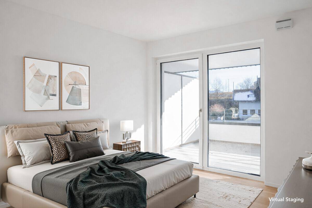 Modern inszeniertes Schlafzimmer mit Zugang zu einem sonnigen Balkon oder einer Terrasse.
