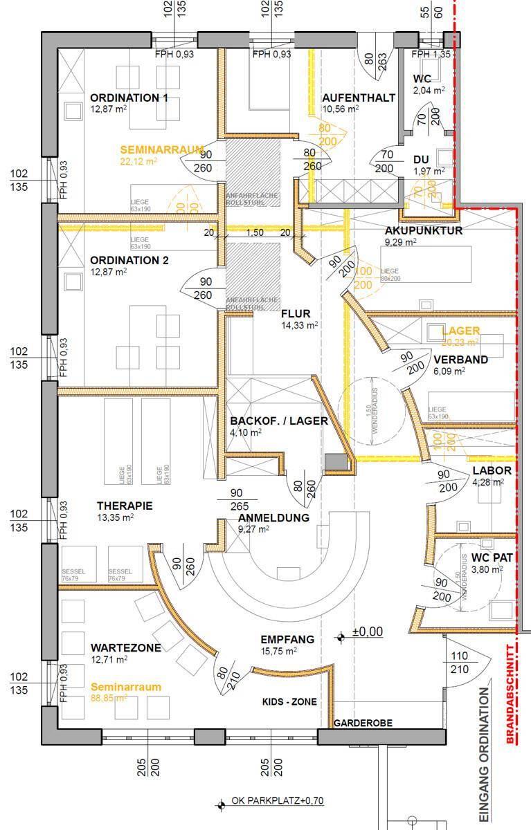 Detaillierter Grundriss einer Praxis mit Empfang, Wartezone, Therapieräumen und weiteren Funktionsbereichen.