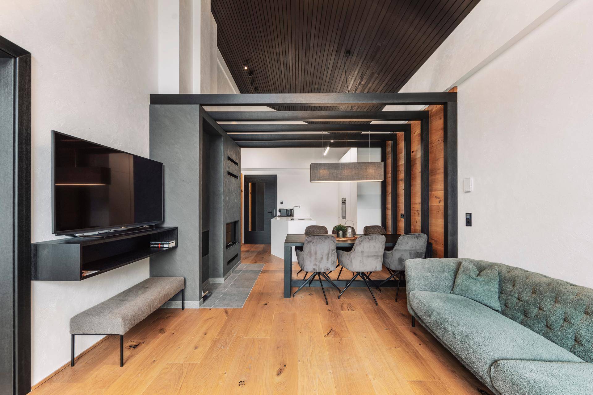 Geräumiger Wohn-Essbereich mit Holzboden, Kamin und gemütlicher Sitzecke.