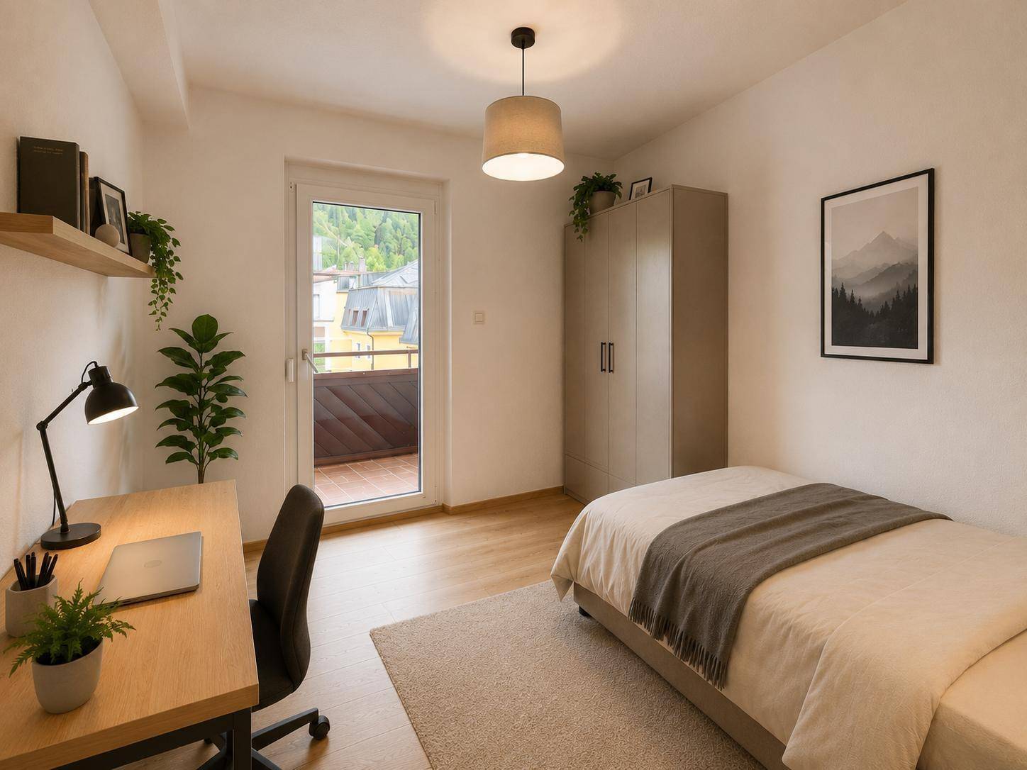 Helles Schlafzimmer mit Balkonzugang, Holzboden und moderner Einrichtung, als Einrichtungsbeispiel dargestellt.