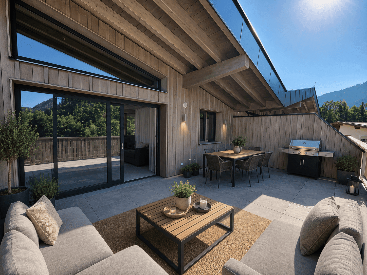 Geräumige Dachterrasse mit Holzelementen, Sitzbereich und Grill, umgeben von Natur.