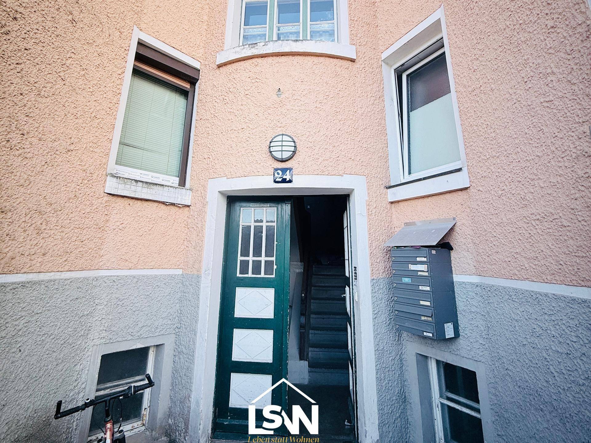 Eingangsbereich des Gebäudes mit Haustür und Briefkästen.