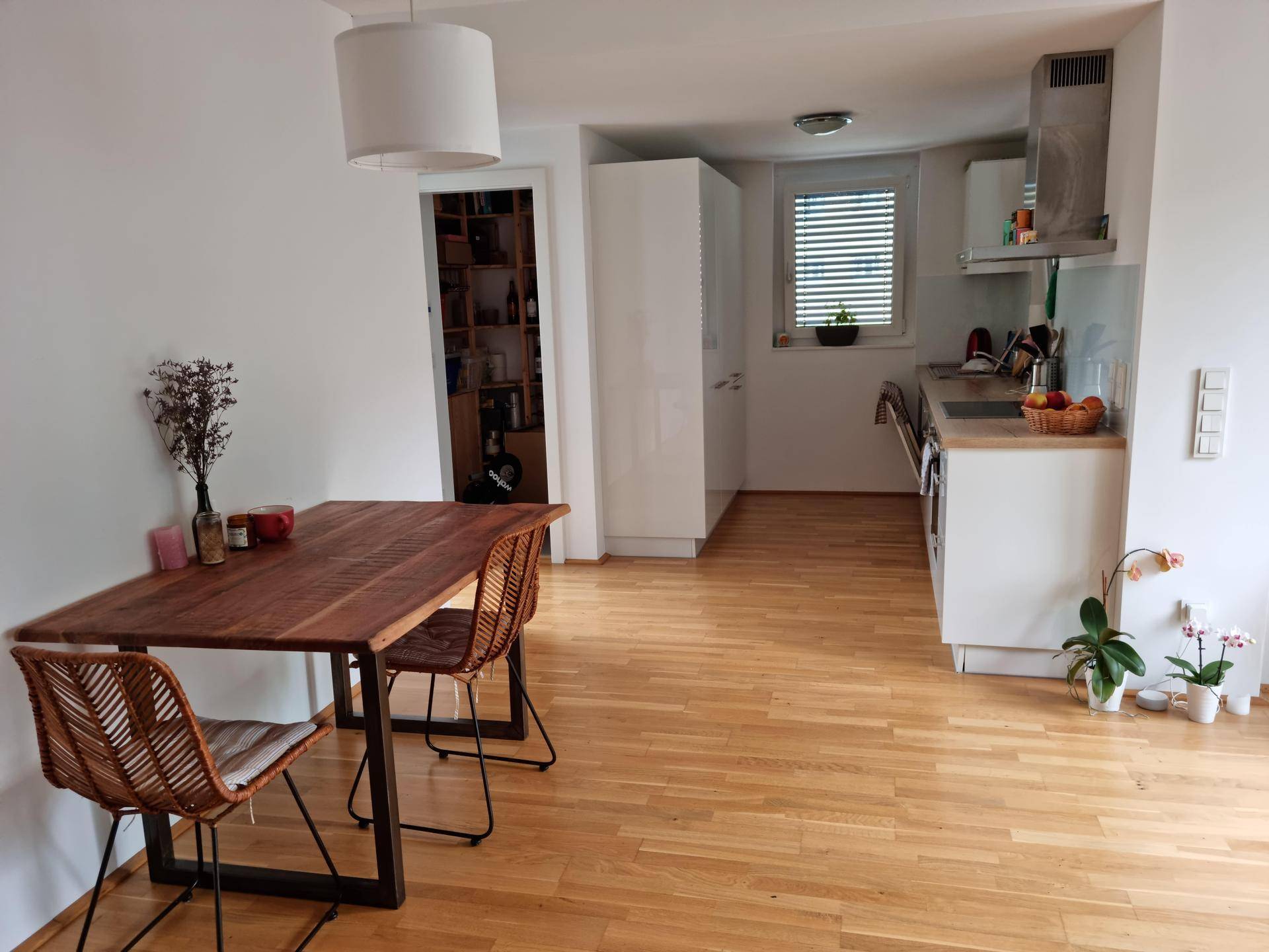 Offene Küche mit Essbereich, Holzboden und moderner Ausstattung.