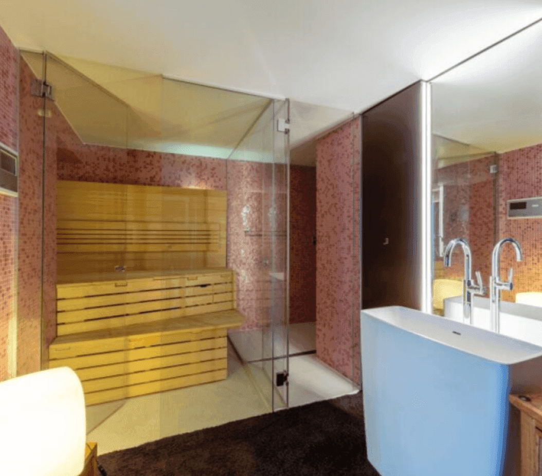 Luxuriöses Badezimmer mit Sauna, freistehender Badewanne und Doppelwaschbecken.