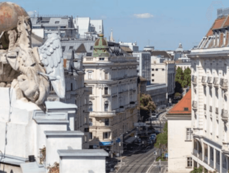 Panoramablick über eine Stadt mit historischen Gebäuden und belebten Straßen.