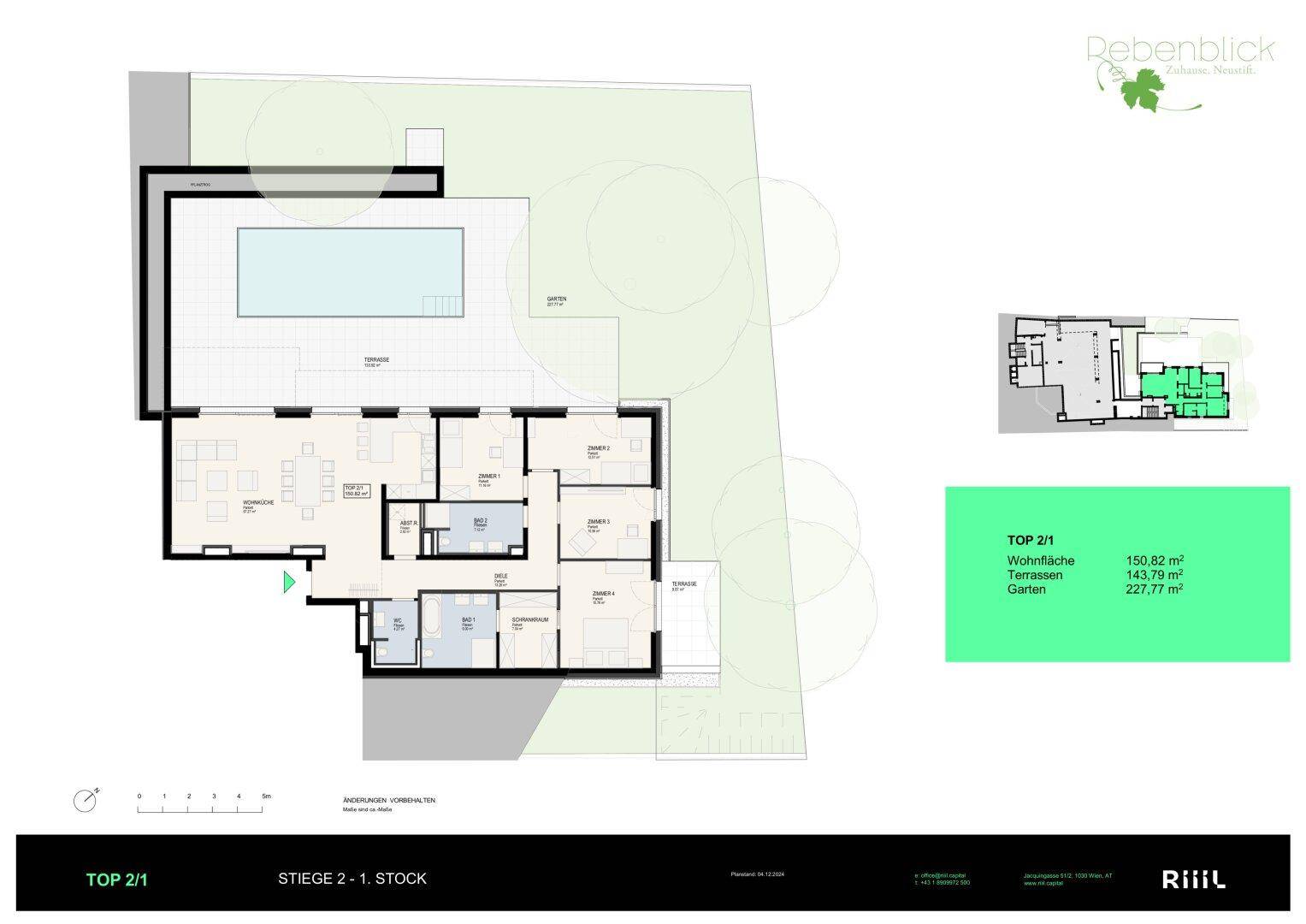 Detaillierter Grundriss mit offenem Wohnbereich, drei Schlafzimmern, zwei Bädern, separatem WC, großer Terrasse, Garten und Pool.