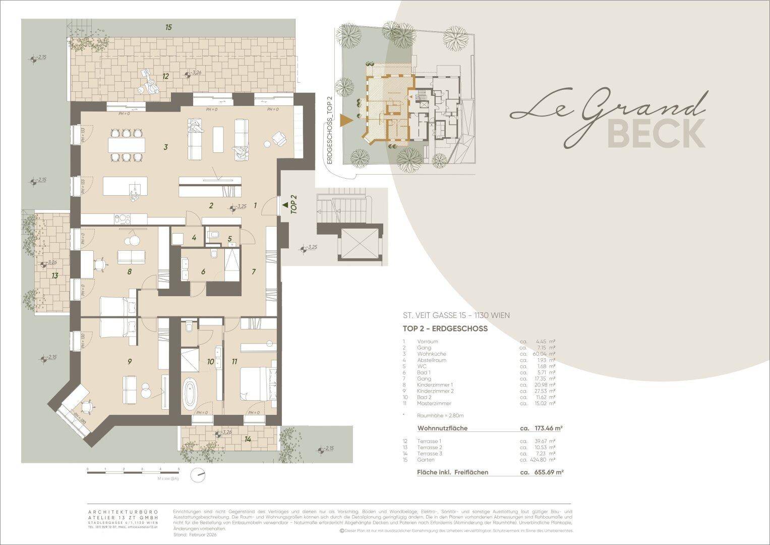 Grundriss des Erdgeschosses mit offenem Wohnbereich, drei Schlafzimmern und Terrassenzugang.