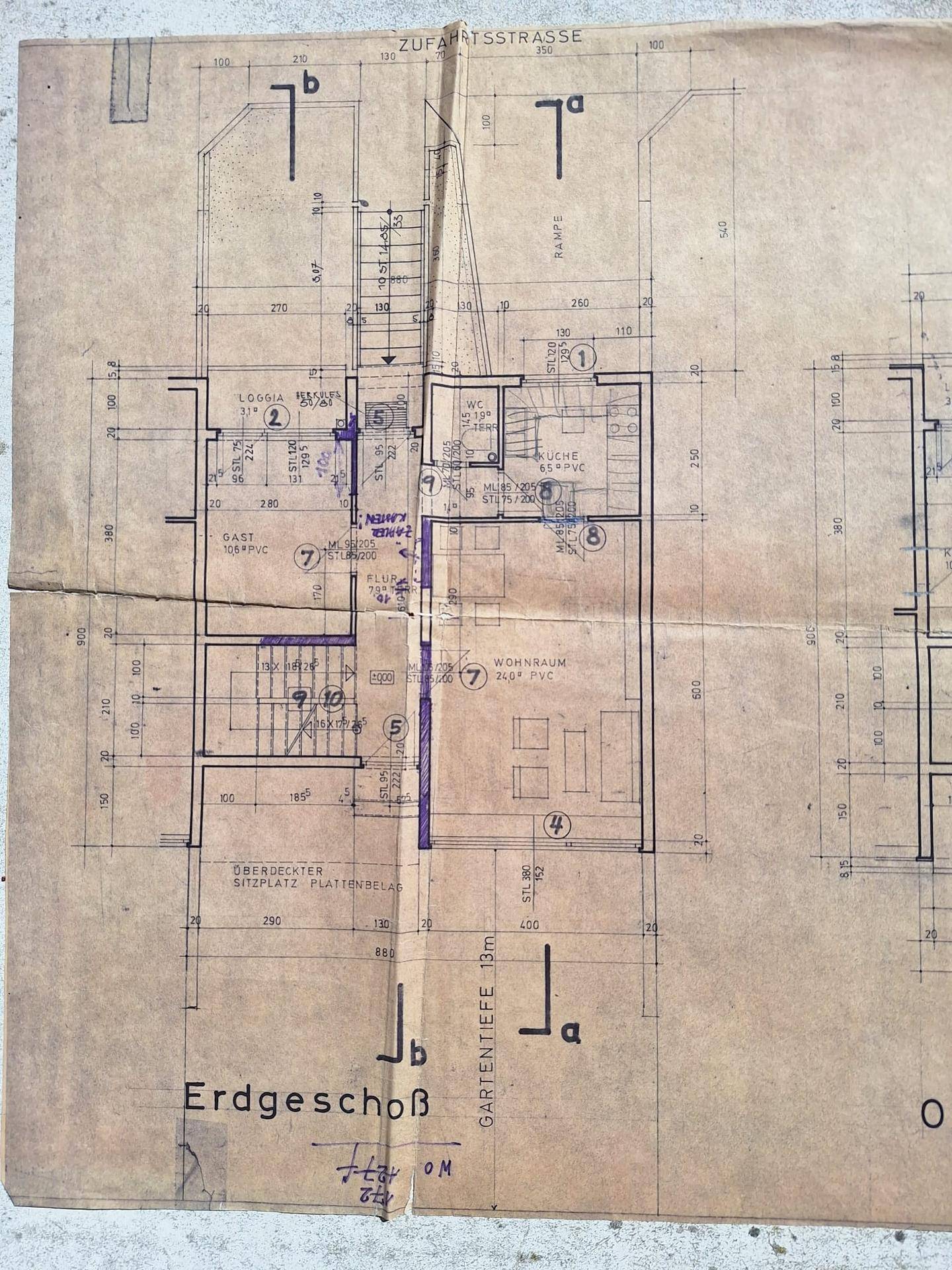 Historischer Grundriss des Erdgeschosses mit Wohnraum, Küche und Loggia.