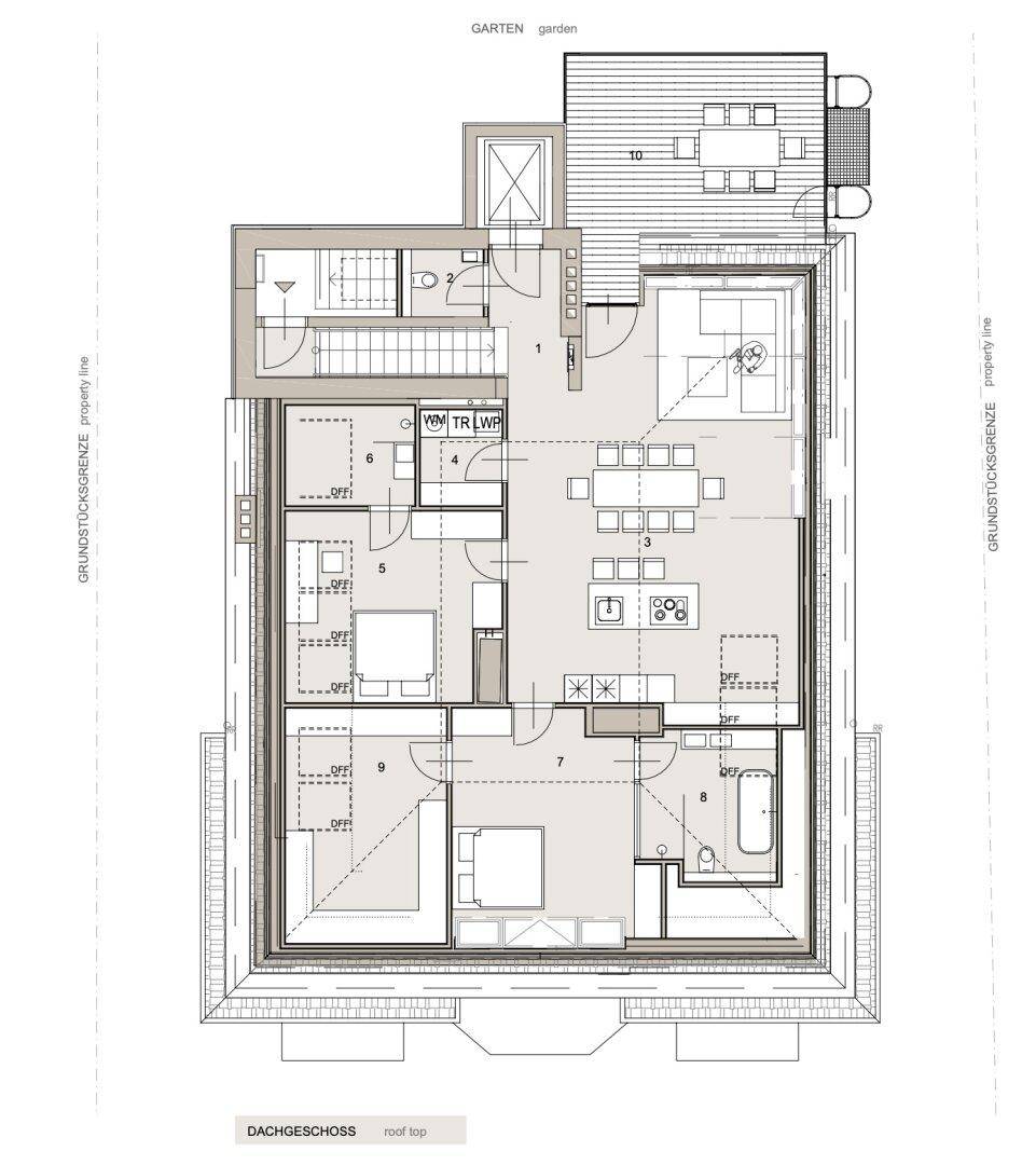 Grundriss des Dachgeschosses mit offenem Wohnbereich, zwei Bädern, separatem WC und großer Terrasse.