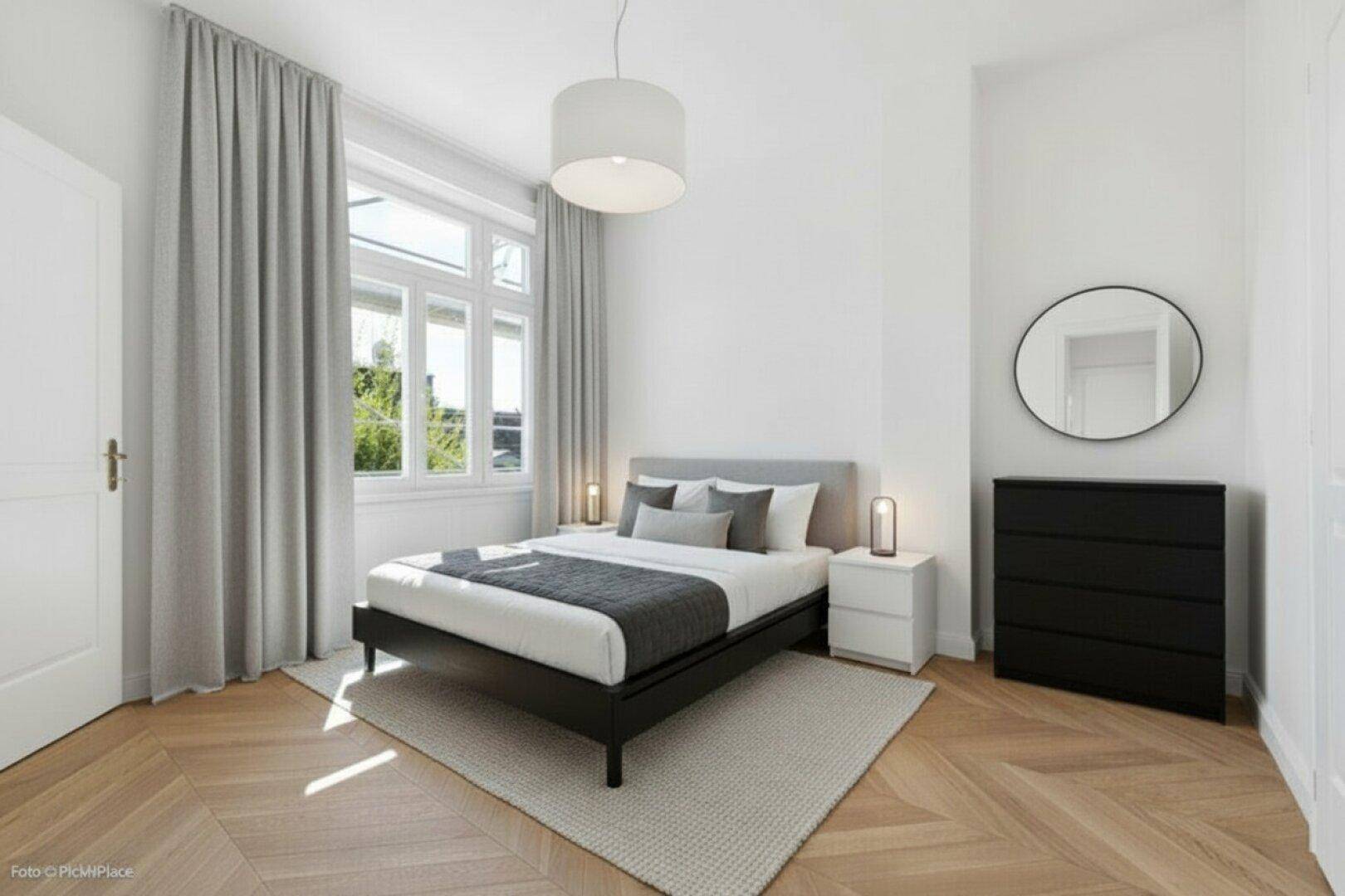 Modernes Schlafzimmer mit Fischgrätparkett, großem Fenster und minimalistischer Einrichtung.