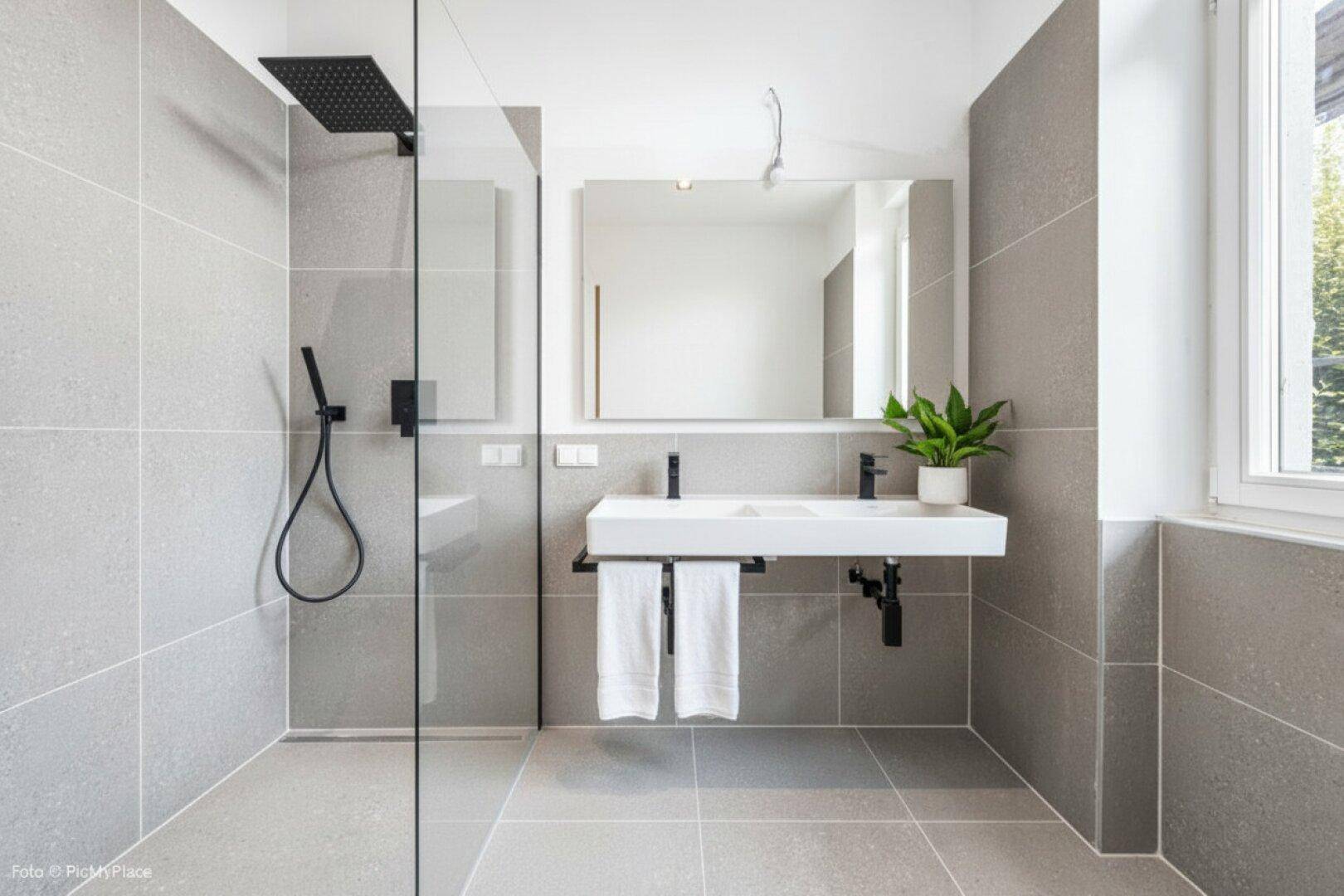 Helles Badezimmer mit ebenerdiger Dusche, Doppelwaschbecken und modernen Armaturen.