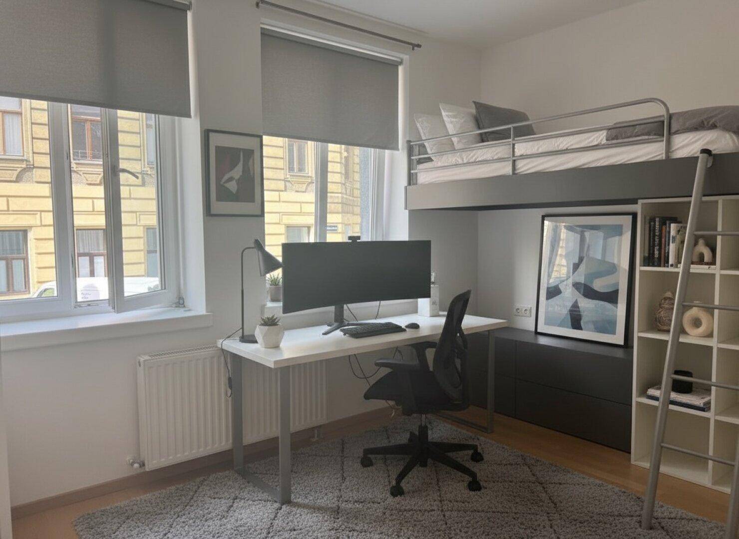 Helles Schlafzimmer mit Hochbett, Schreibtisch am Fenster und praktischem Stauraum.