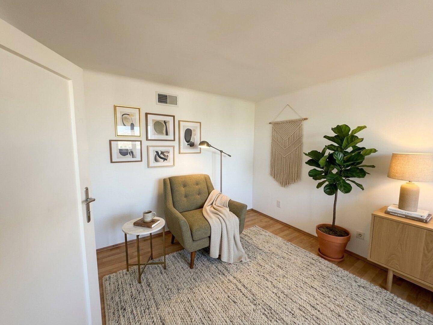 Helle Ecke mit bequemem Sessel, Pflanzen und moderner Wanddekoration.