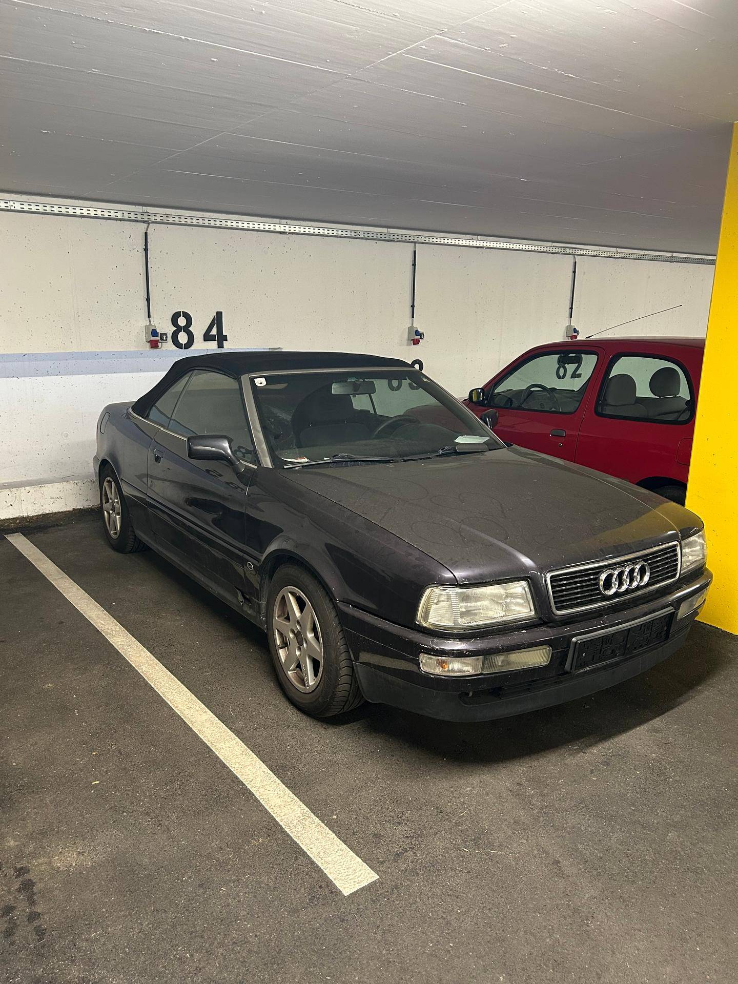 Geräumiger Tiefgaragenstellplatz mit einem geparkten Cabriolet und klaren Markierungen auf dem Boden.