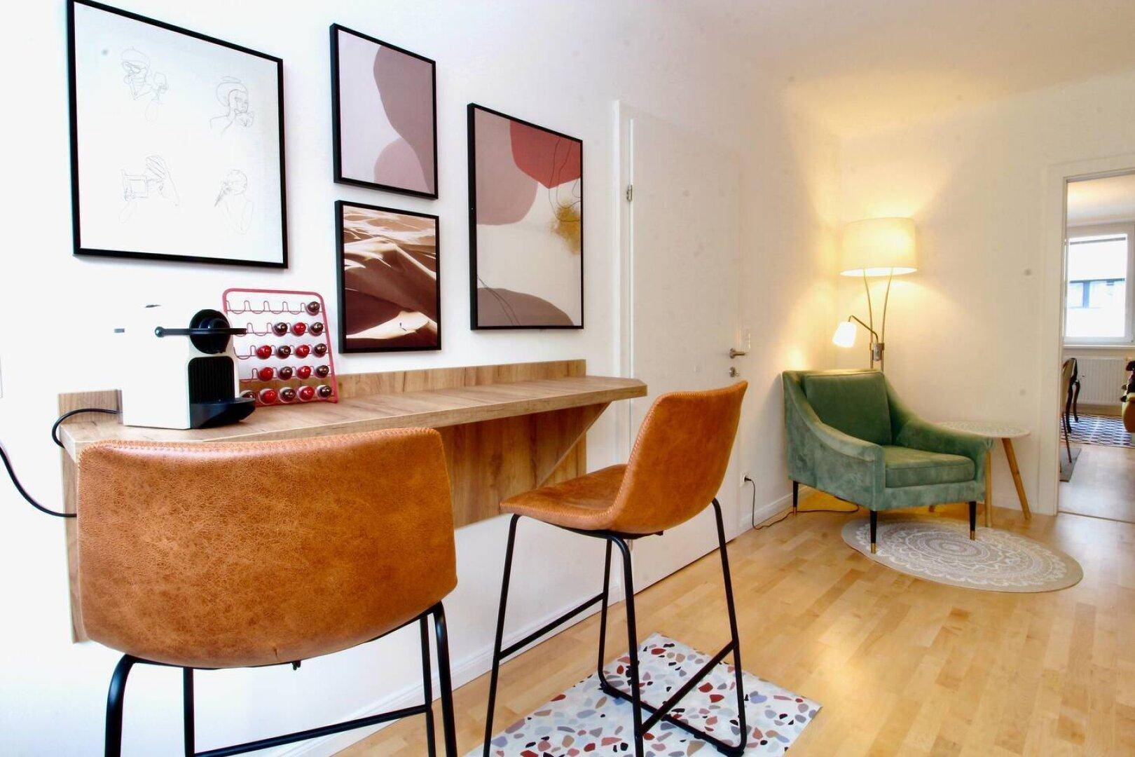 Heller Flur mit Frühstücksbar, Barhockern und moderner Dekoration.