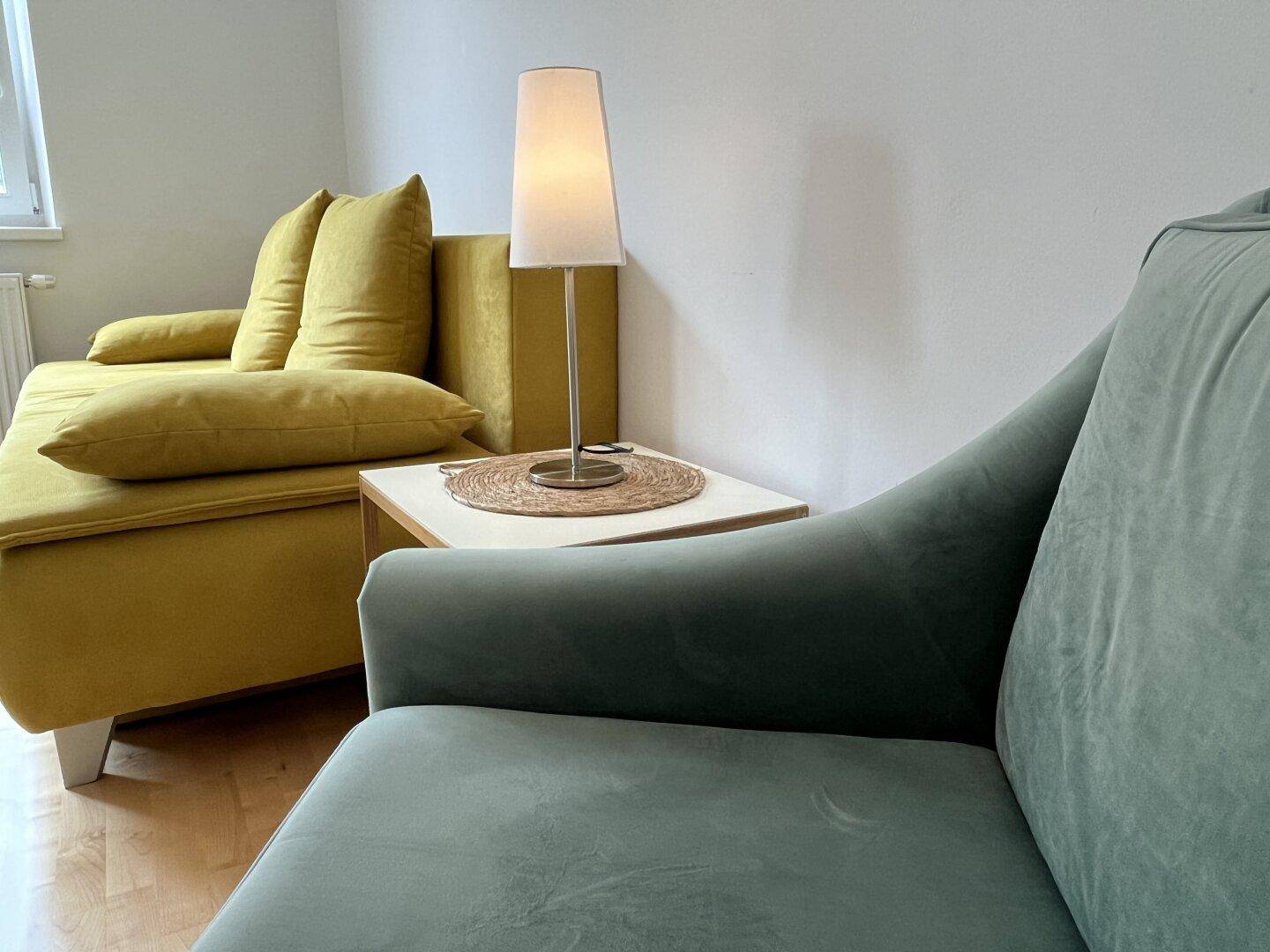 Detailansicht des Wohnzimmers mit bequemen Sofas und einem Beistelltisch.