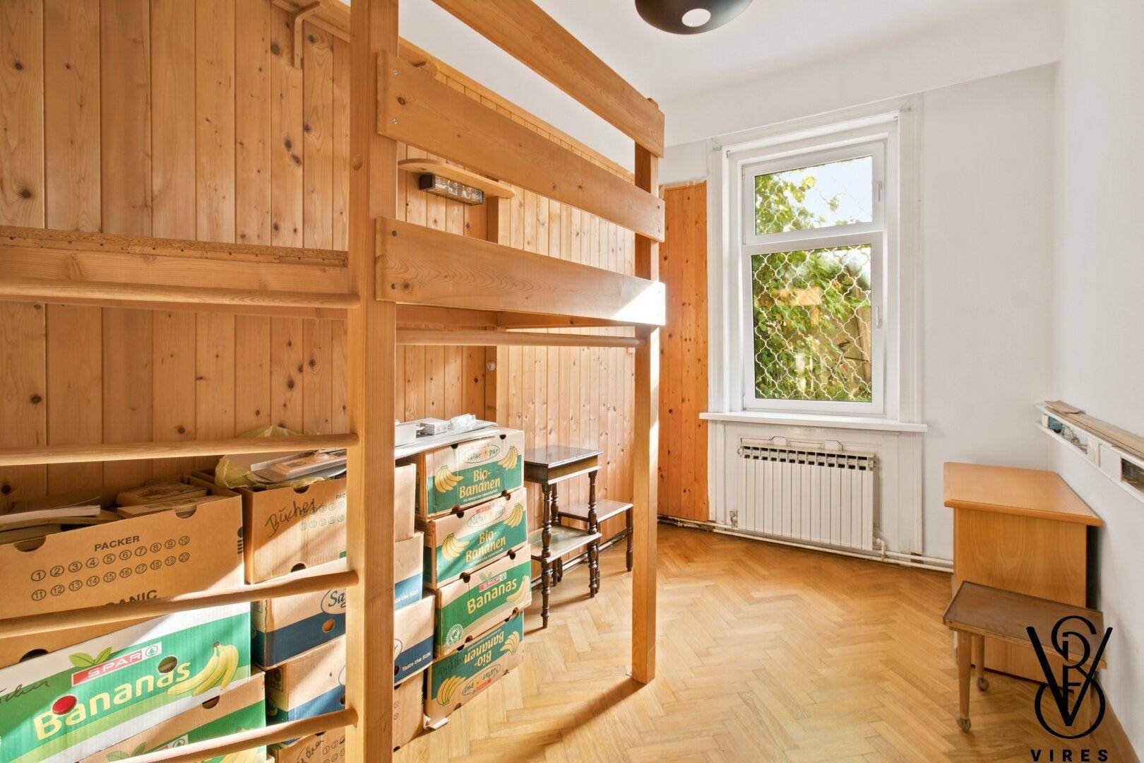 Kinderzimmer mit Hochbett aus Holz und Fischgrätparkett.
