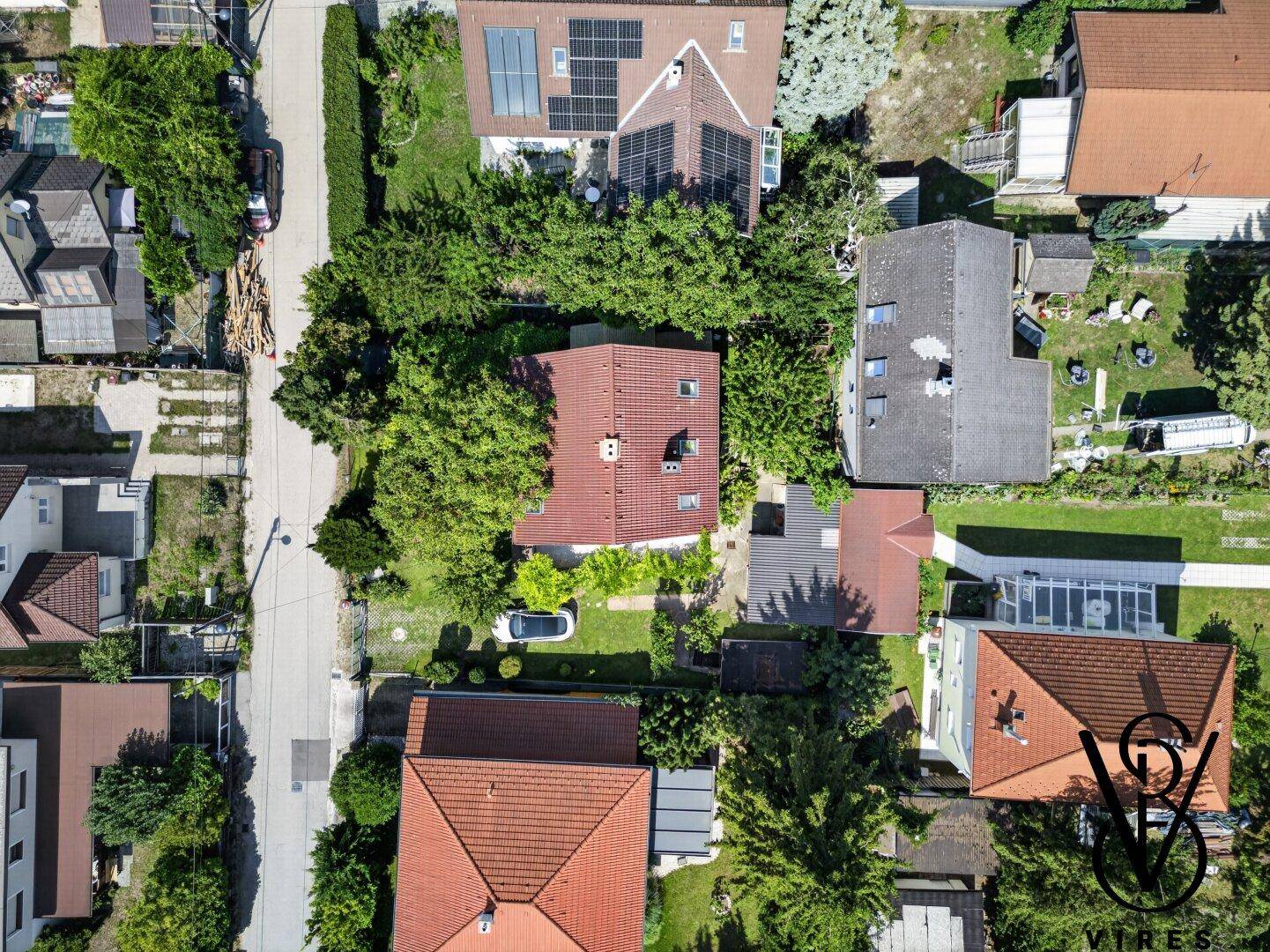 Luftbild der Wohnsiedlung mit Häusern, Gärten und angrenzenden Straßen.