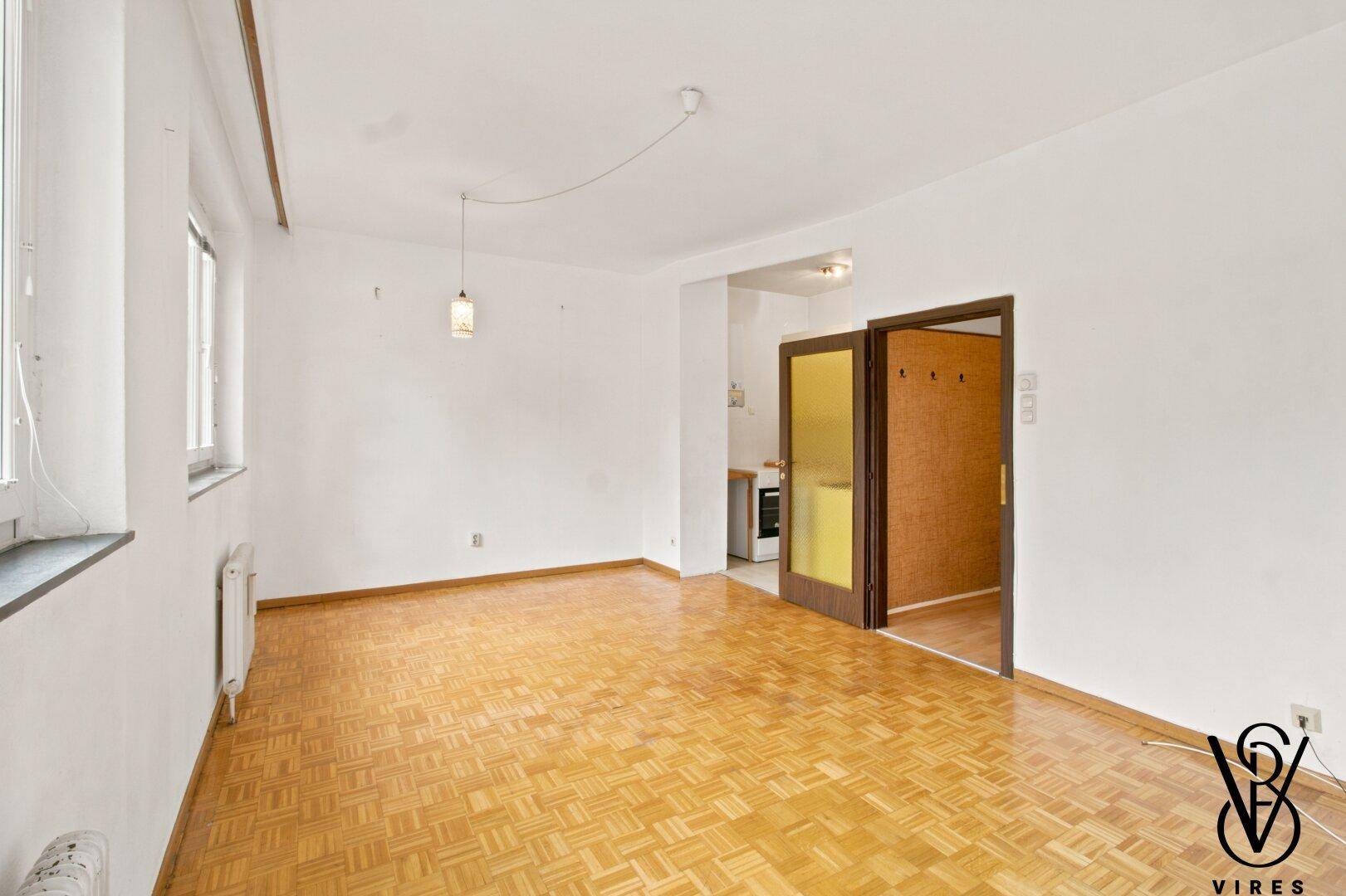 1. Stock: Wohnzimmer mit Durchgang zur Kochnische