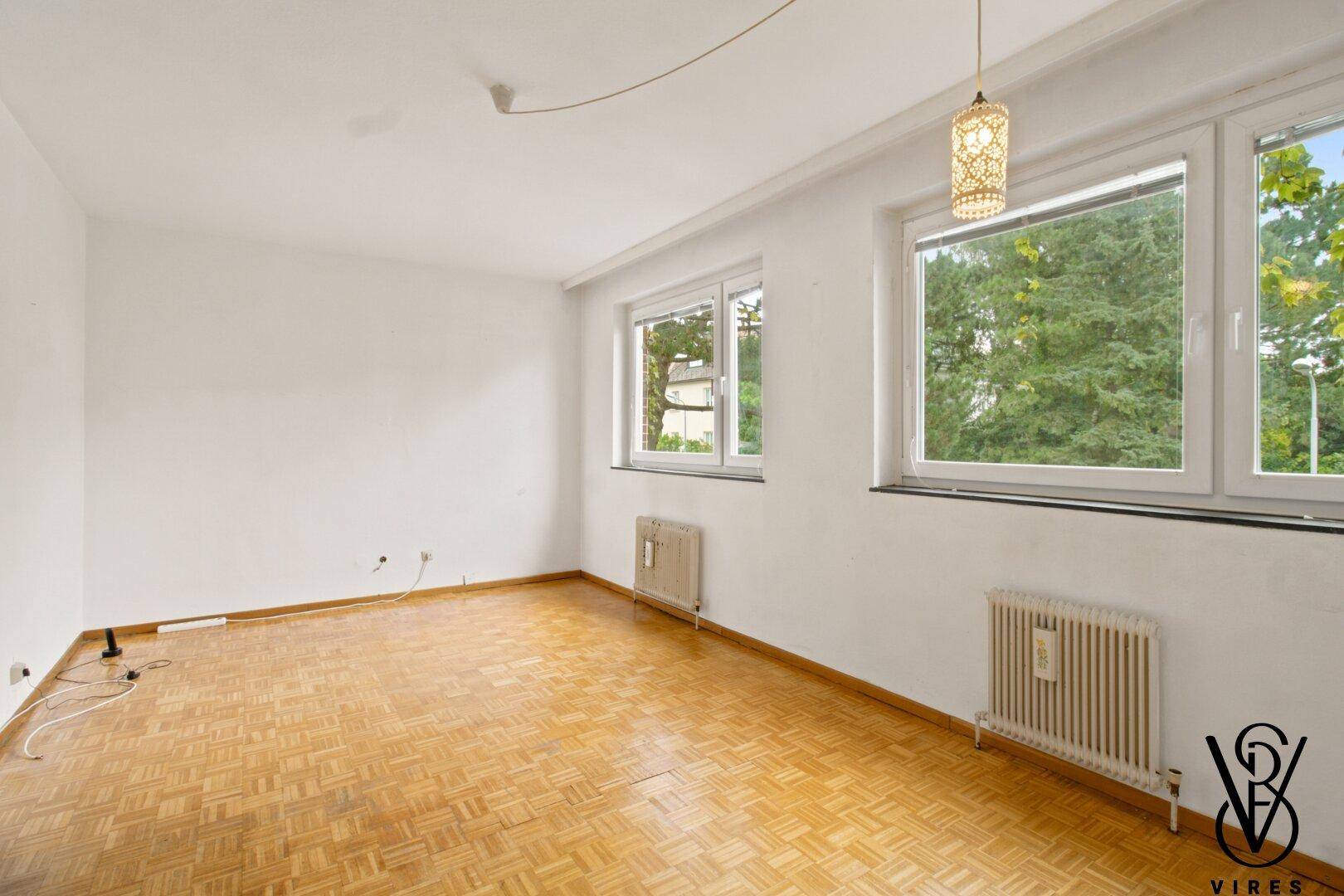 1. Stock: Wohnzimmer mit Mosaikparkett
