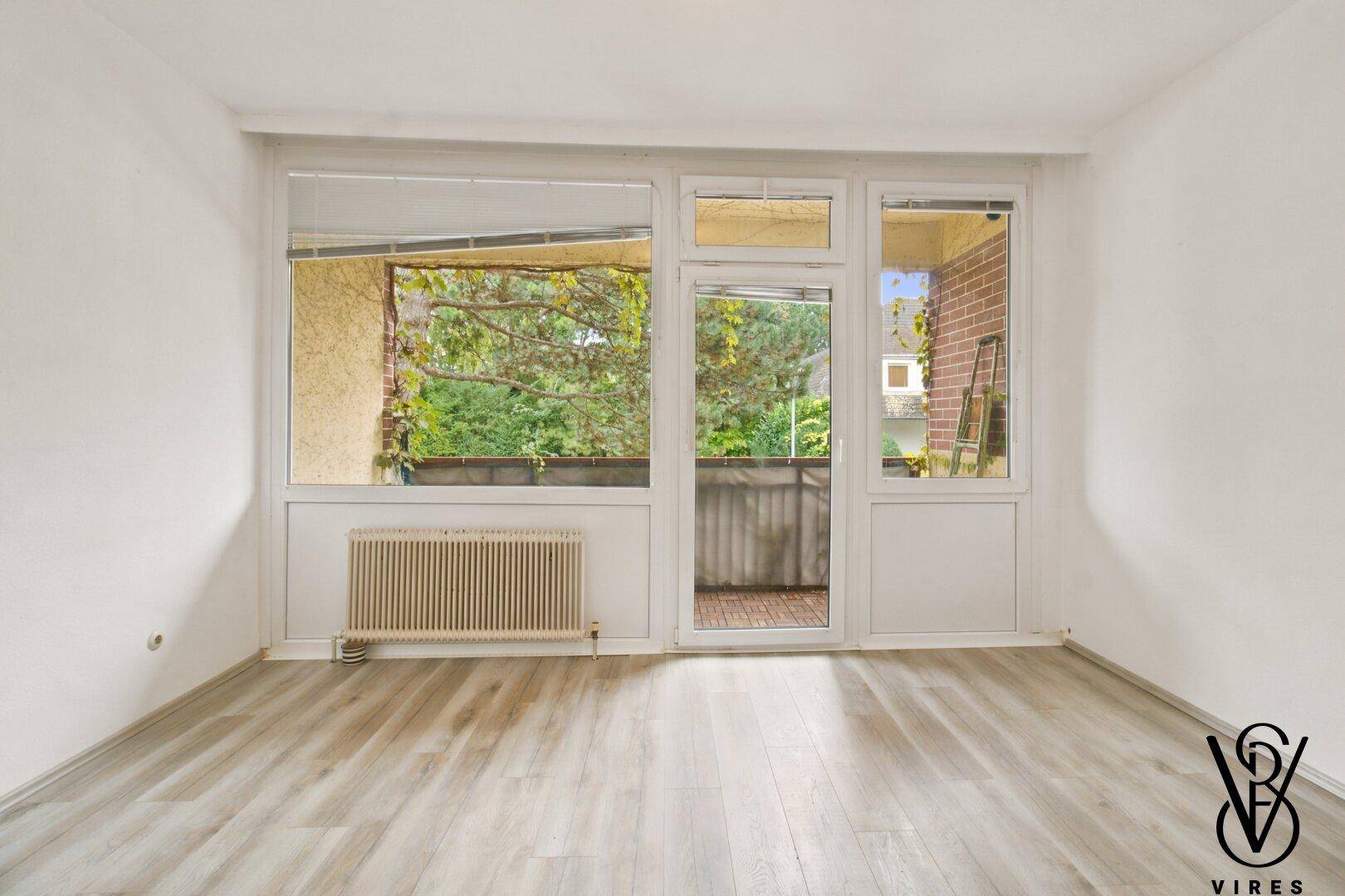 1. Stock: Schlafzimmer mit Glaswand zur Loggia