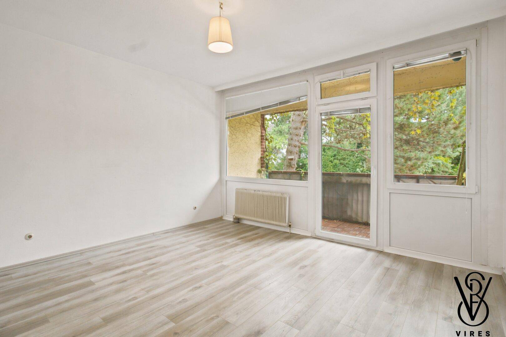 1. Stock: Schlafzimmer, Blick zur Loggia