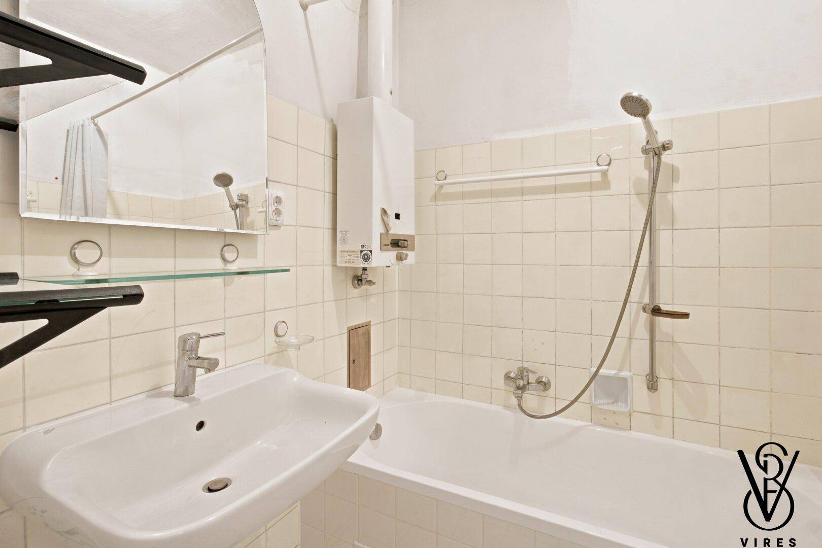 1. Stock: Bad mit Wanne