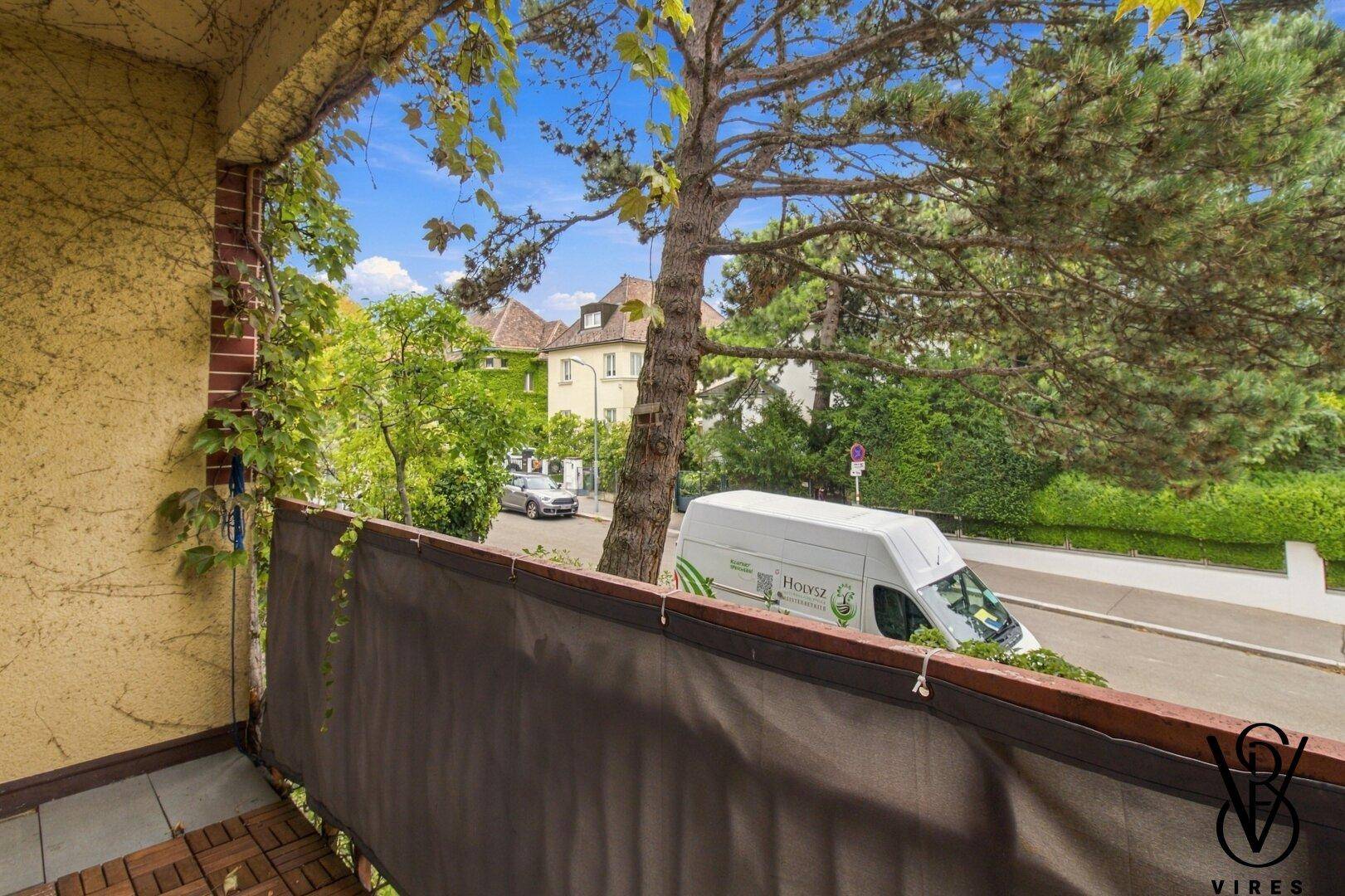 1. Stock: Loggia mit Blick zur Straße
