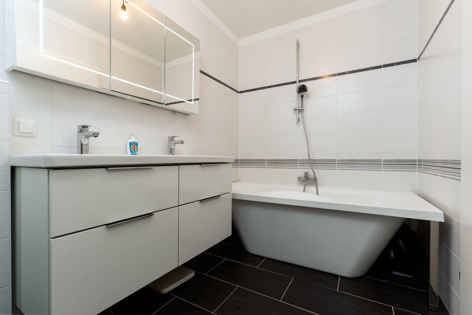 Badezimmer mit freistehender Badewanne