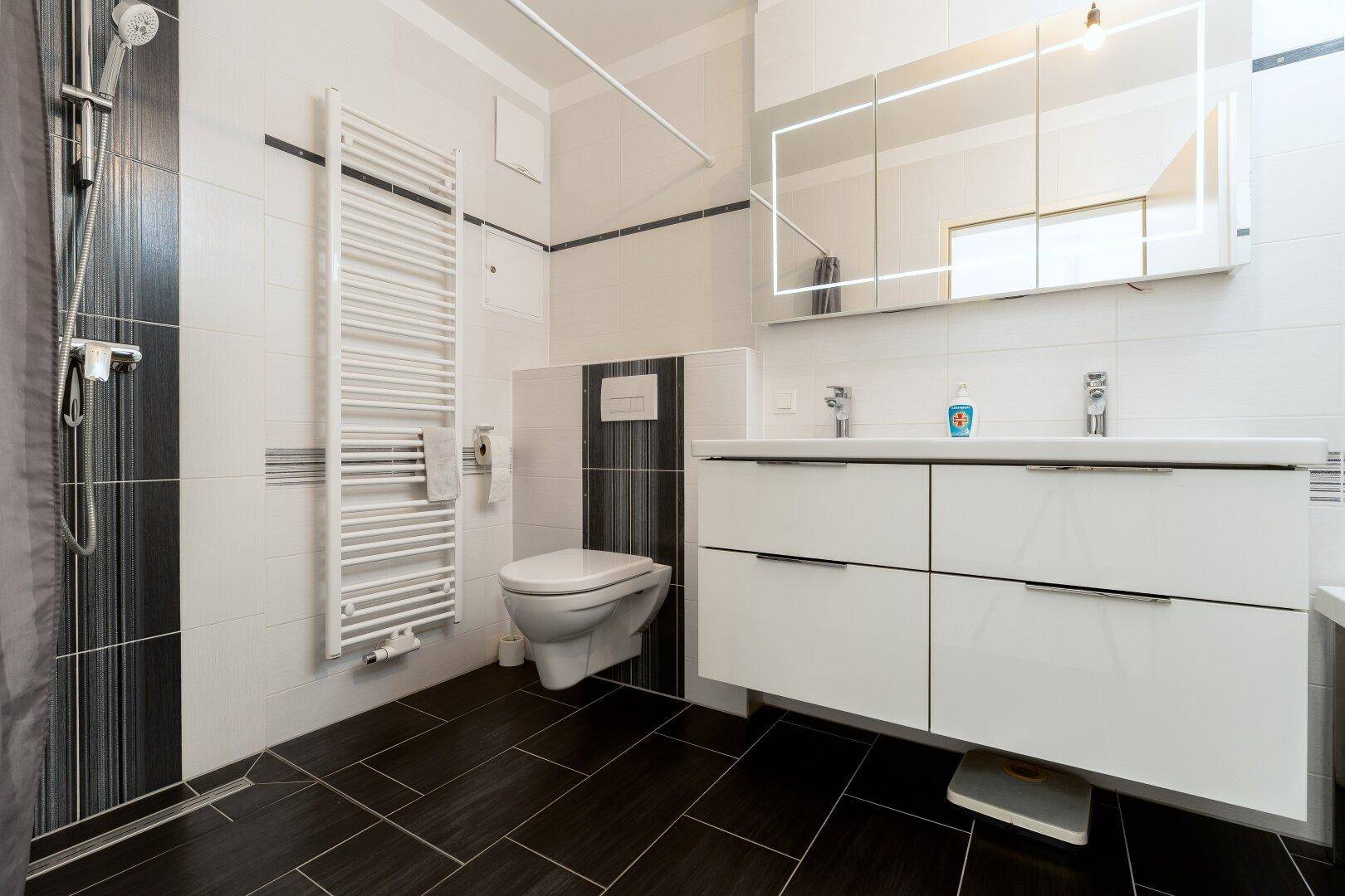Badezimmer mit Doppelwaschtisch und Dusche