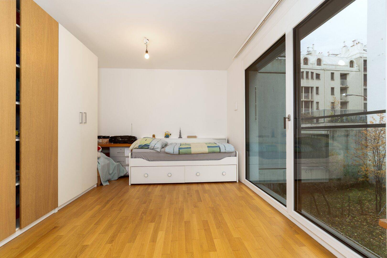 Zimmer im Obergeschoß mit Einbauschrank