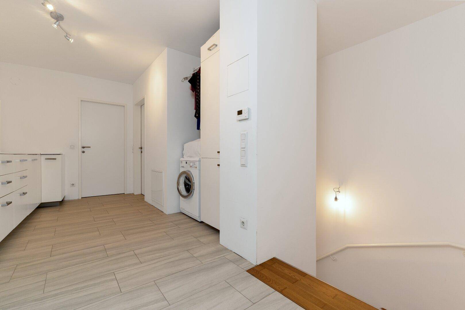 Zimmer im Obergeschoß mit Anschlüssen für eine zweite Küche
