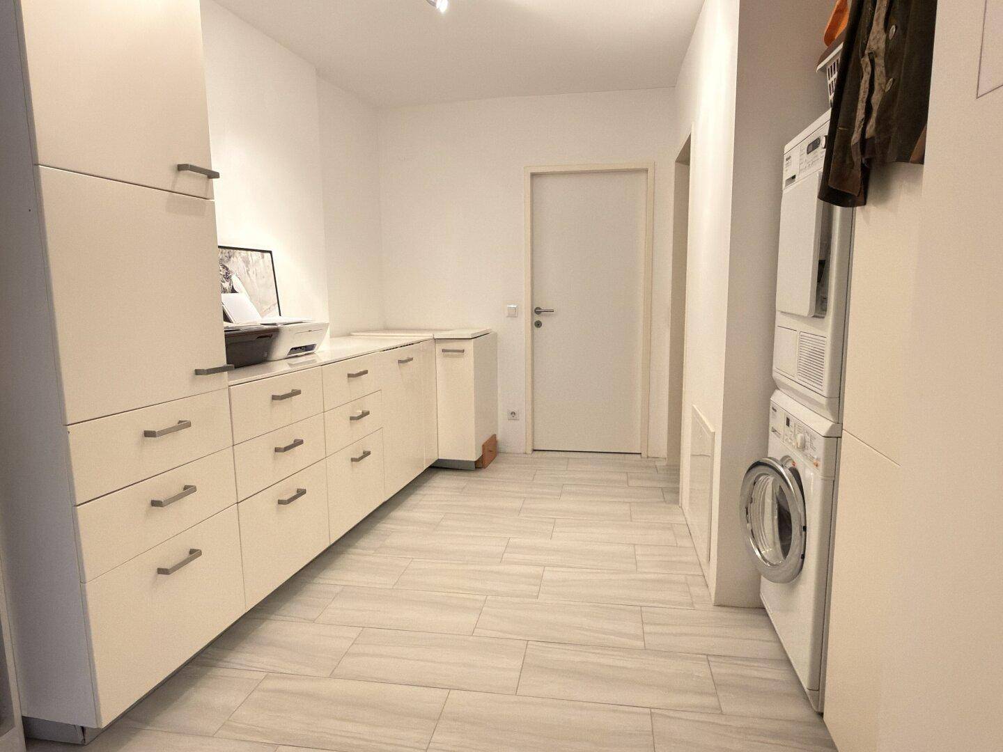 Zimmer im Obergeschoß mit Waschmaschinenanschluss